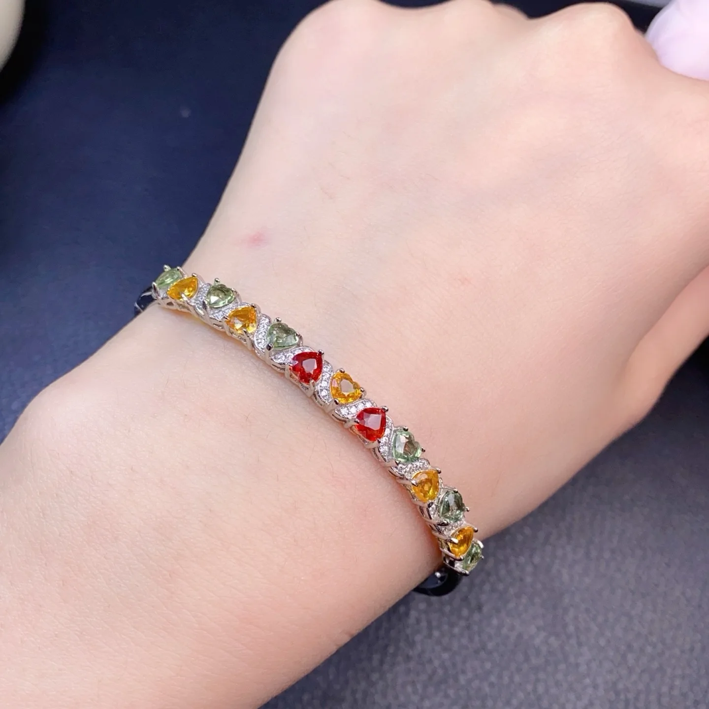 Браслет из серебра 925 пробы с инкрустацией натуральным сапфиром, красивое качество, прозрачное кольцо, хорошее качество изготовления, основной камень 4 мм
Браслет из серебра 925 пробы с инкрустацией натуральным сапфиром, красивое качество, прозрачное кольцо, хорошее качество изготовления, основной камень 4 мм