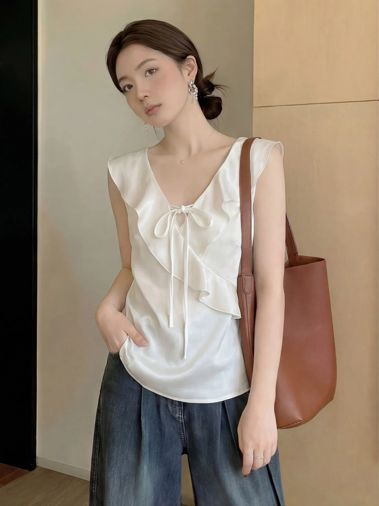 Retro Style V-Neck Acetate Satin Shirt Women's Summer Sleeveless Belted Design Sensation High-End Feelment Floral Lace Trim
Retro Style V-Neck Acetate Satin Shirt Women's Summer Sleeveless Belted Design Sensation High-End Feelment Floral Lace Trim