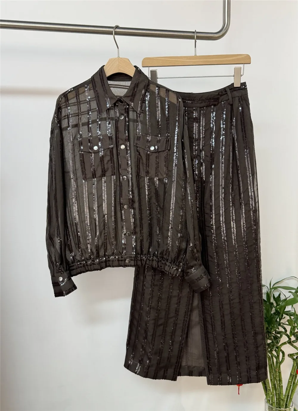25 Spring And Summer New Women's Skirt Set Sequin Stripe Embroidery Casual Jacket + High Waist Slit Straight Skirt Set
25 Spring And Summer New Women's Skirt Set Sequin Stripe Embroidery Casual Jacket + High Waist Slit Straight Skirt Set