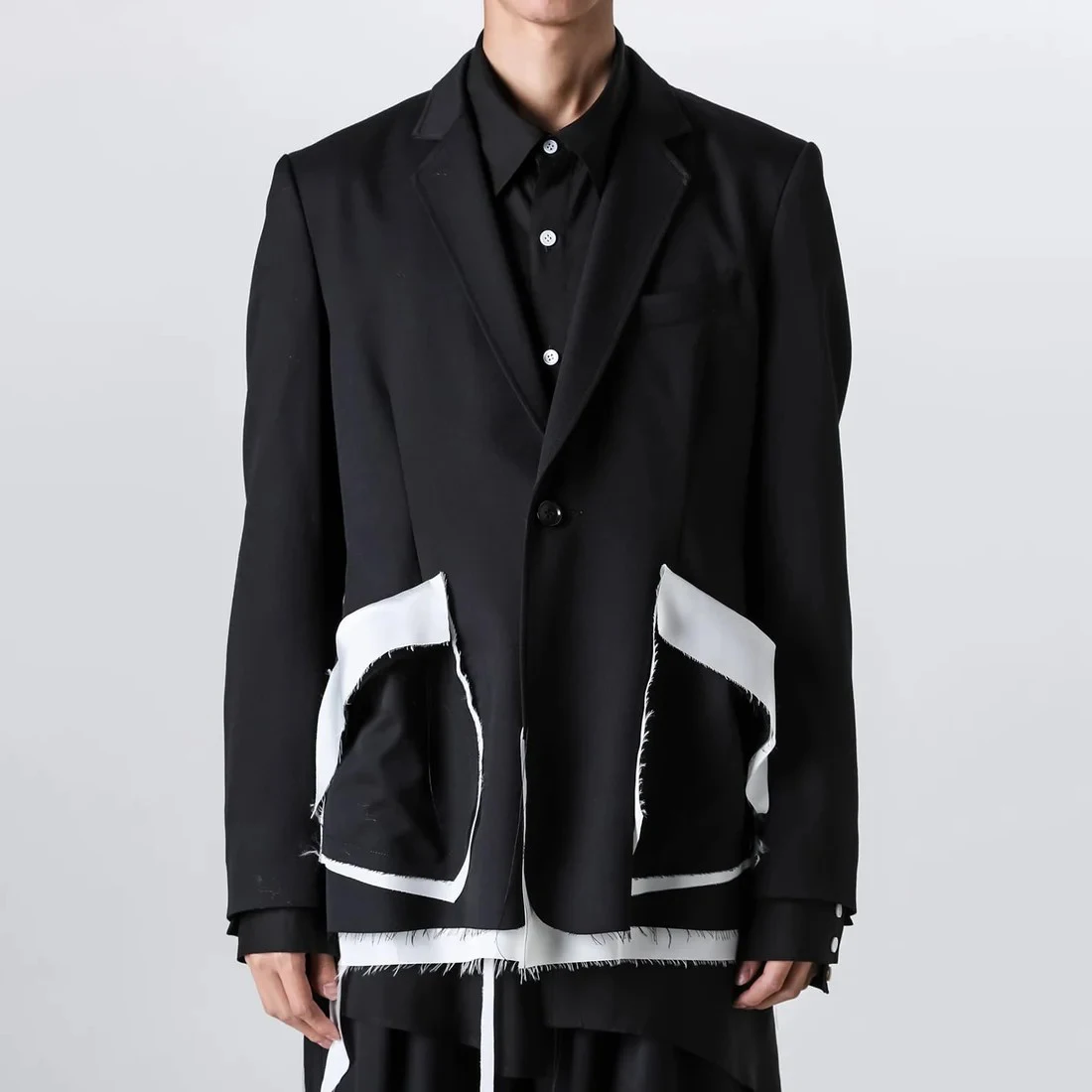 YOJI OOAK suit collar one button out large pocket suit double-layer black and white patchwork jacket with raw edge
YOJI OOAK suit collar one button out large pocket suit double-layer black and white patchwork jacket with raw edge