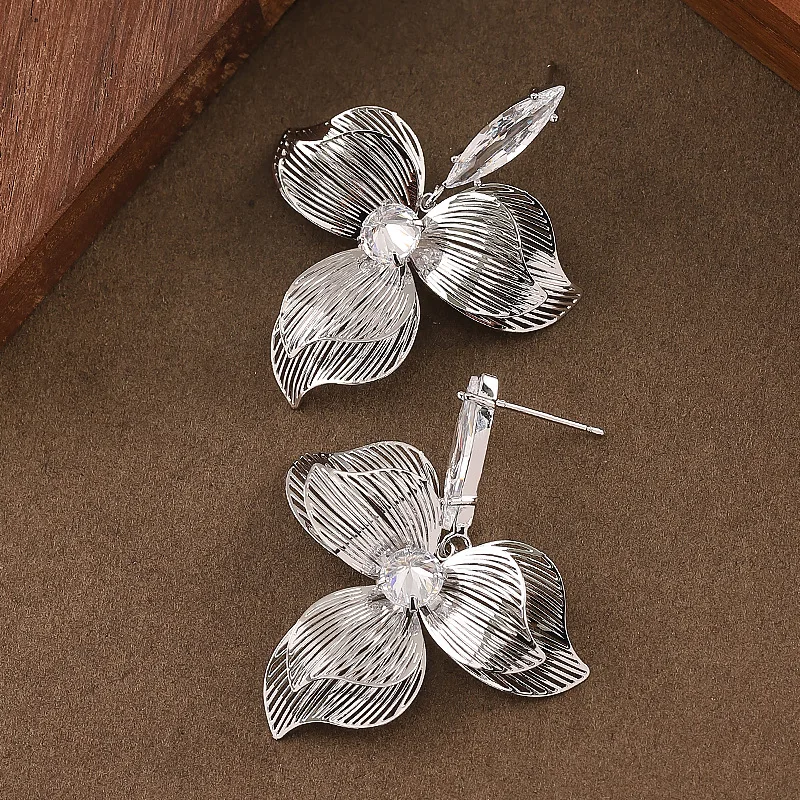 Fashionable and exquisite sparkling zircon flower earrings, light luxury temperament, sweet and high-end commuting earrings
Fashionable and exquisite sparkling zircon flower earrings, light luxury temperament, sweet and high-end commuting earrings