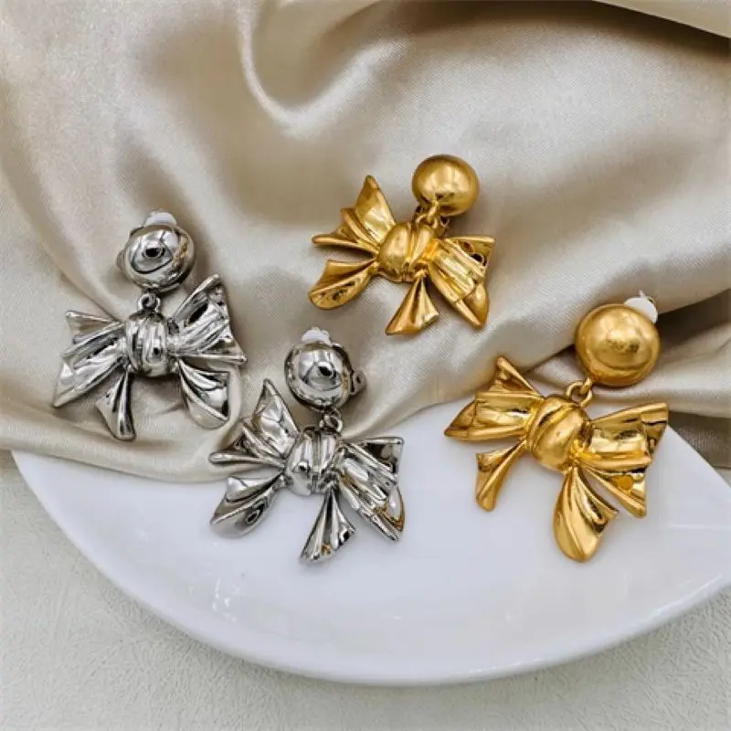 Clip-on Style Asymmetrical Vintage Gold-plated Bow Without Piercing Simple Ear Clips With Stylish Temperament
Clip-on Style Asymmetrical Vintage Gold-plated Bow Without Piercing Simple Ear Clips With Stylish Temperament