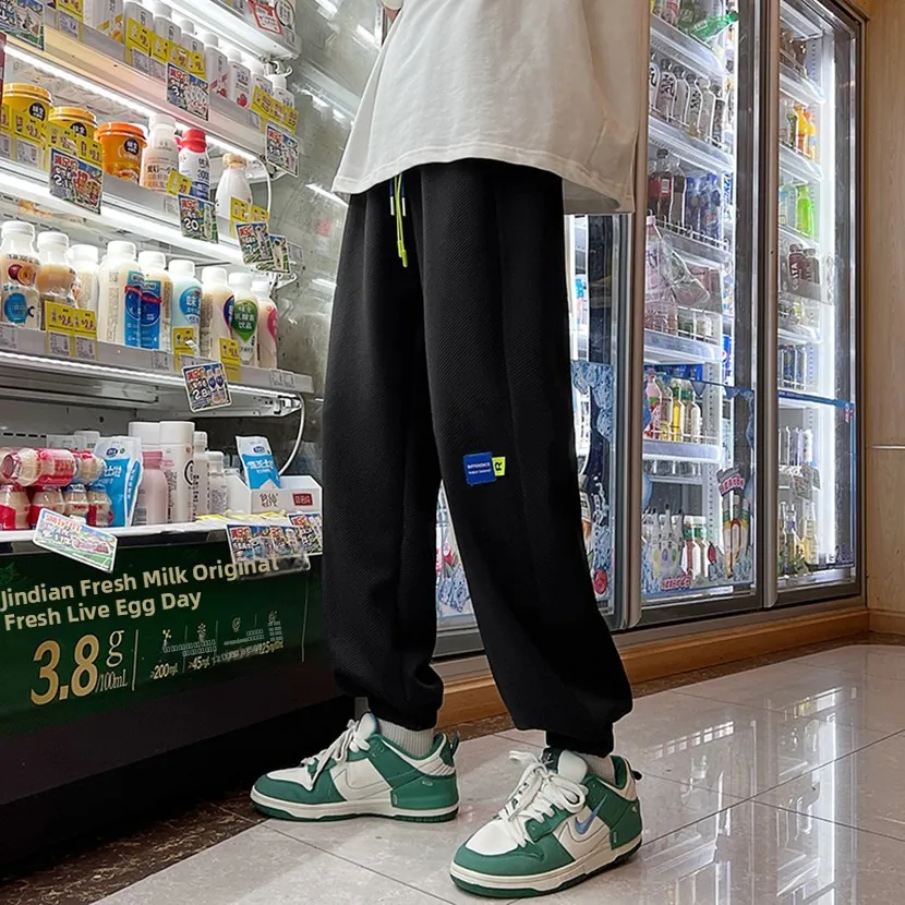 Мужские свободные брюки-карго в американском стиле, повседневные брюки, осенние новые модные молодежные спортивные штаны с эластичным поясом
Мужские свободные брюки-карго в американском стиле, повседневные брюки, осенние новые модные молодежные спортивные штаны с эластичным поясом