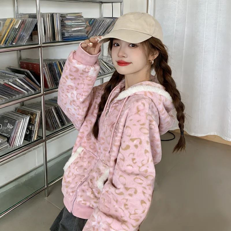 Ретро-розовая толстовка с капюшоном на молнии, с леопардовым принтом, в стиле Y2K, приталенная, с эффектом утяжки талии, в стиле «Spicy Girl», с пэчворком, весенняя новинка, контрастная куртка
Ретро-розовая толстовка с капюшоном на молнии, с леопардовым принтом, в стиле Y2K, приталенная, с эффектом утяжки талии, в стиле «Spicy Girl», с пэчворком, весенняя новинка, контрастная куртка