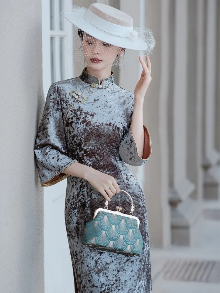 Ретро-ципао из бархата в стиле республики Чжунгго для молодых женщин, с рукавом до локтя, повседневное, новая улучшенная версия 2026 года, большие размеры для мам
Ретро-ципао из бархата в стиле республики Чжунгго для молодых женщин, с рукавом до локтя, повседневное, новая улучшенная версия 2026 года, большие размеры для мам