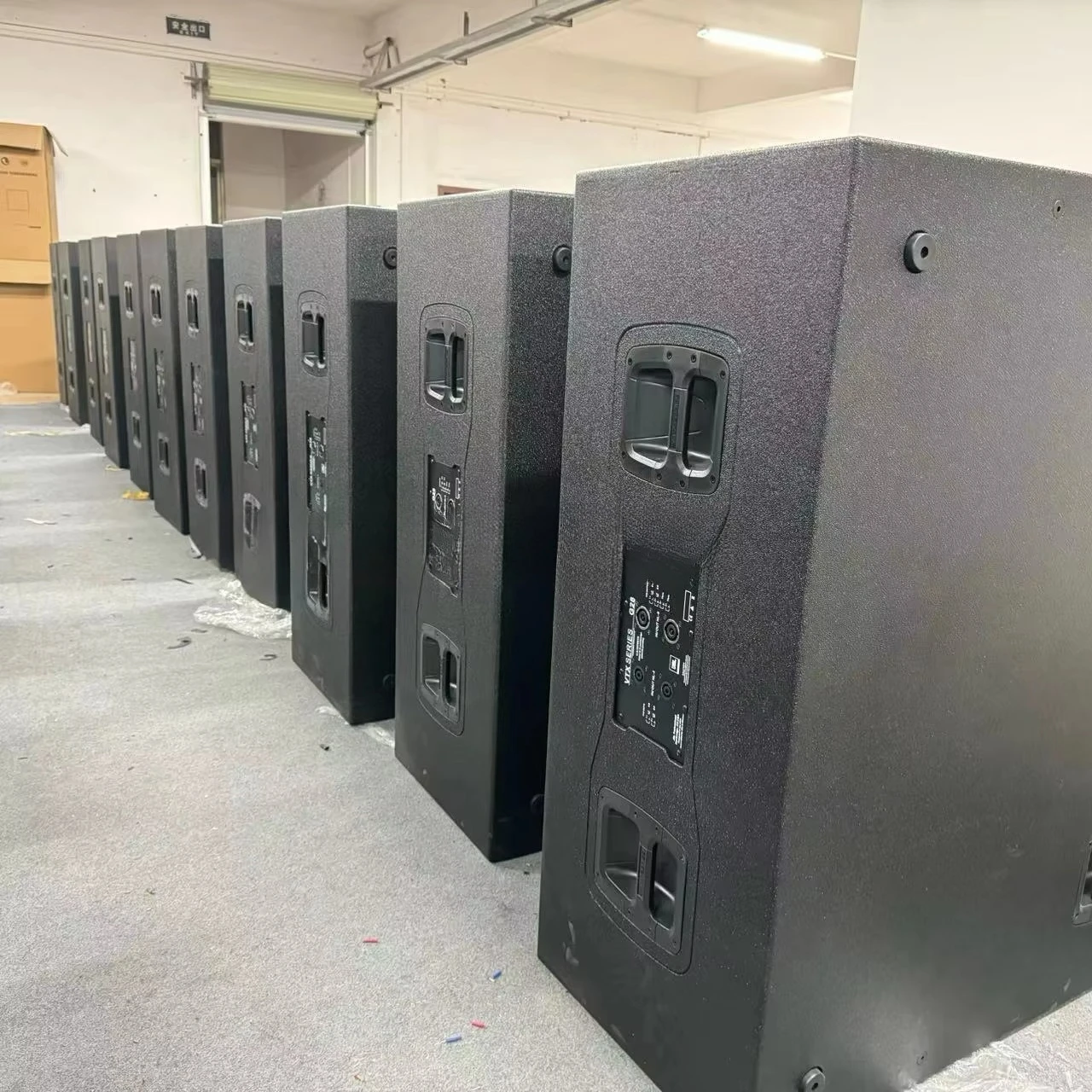 VTX G28 двойная 18-дюймовая аудиозвуковая система пассивный сабвуфер Pro динамики профессиональные громкоговорители сабвуфер для сценического выступления
VTX G28 двойная 18-дюймовая аудиозвуковая система пассивный сабвуфер Pro динамики профессиональные громкоговорители сабвуфер для сценического выступления