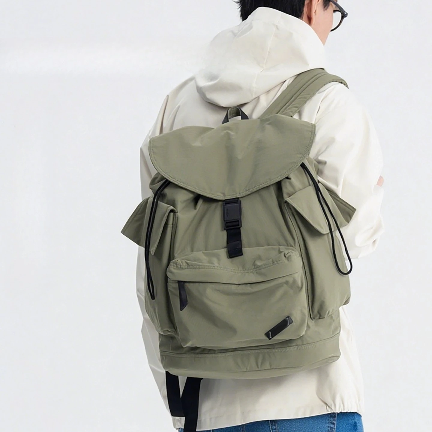 Light backpack for men, 16-inch computer backpack for commuting, college student schoolbag. 
Light backpack for men, 16-inch computer backpack for commuting, college student schoolbag.