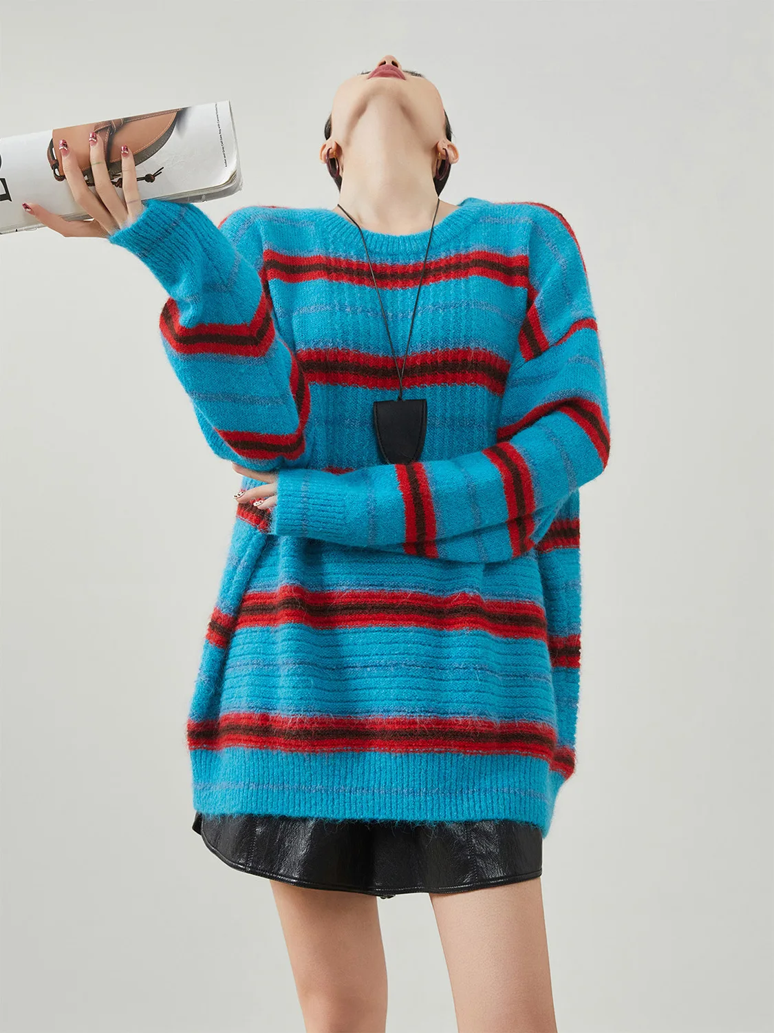 Ретро-свитер в американском стиле с полосками, женский, свободный, в корейском стиле, средней длины, синий, модный, из полиэфирного волокна, с длинными рукавами
Ретро-свитер в американском стиле с полосками, женский, свободный, в корейском стиле, средней длины, синий, модный, из полиэфирного волокна, с длинными рукавами