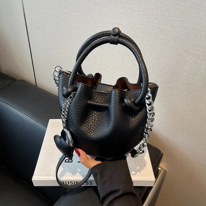 Niche Fashion Hand-carried Bucket Bag 2025 Spring and Summer New Simple High-end Pleated Shoulder Bag Messenger Bag
Niche Fashion Hand-carried Bucket Bag 2025 Spring and Summer New Simple High-end Pleated Shoulder Bag Messenger Bag