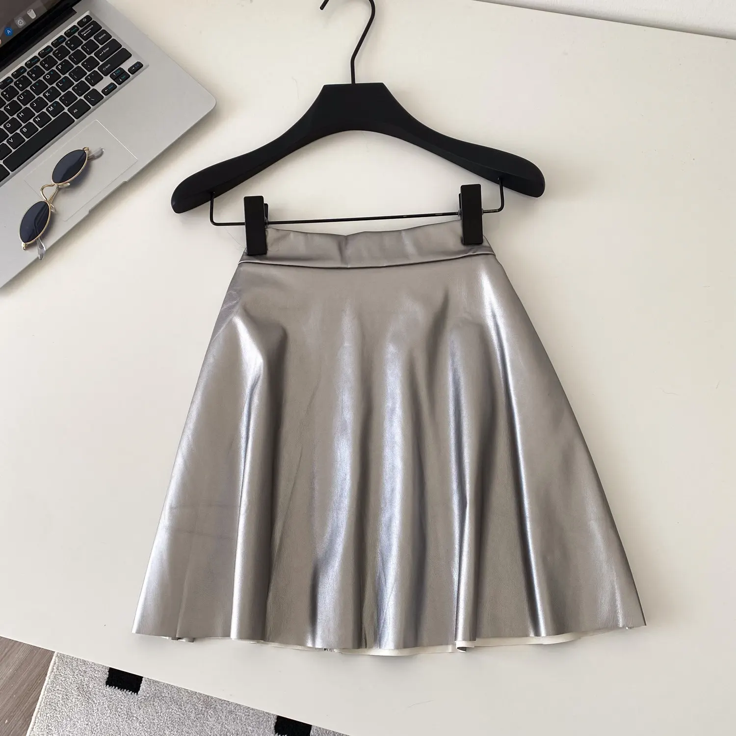 Корейская версия, серебряная темпераментная юбка трапециевидной формы с высокой талией, простая универсальная темпераментная короткая юбка, женская короткая юбка, новинка
Корейская версия, серебряная темпераментная юбка трапециевидной формы с высокой талией, простая универсальная темпераментная короткая юбка, женская короткая юбка, новинка