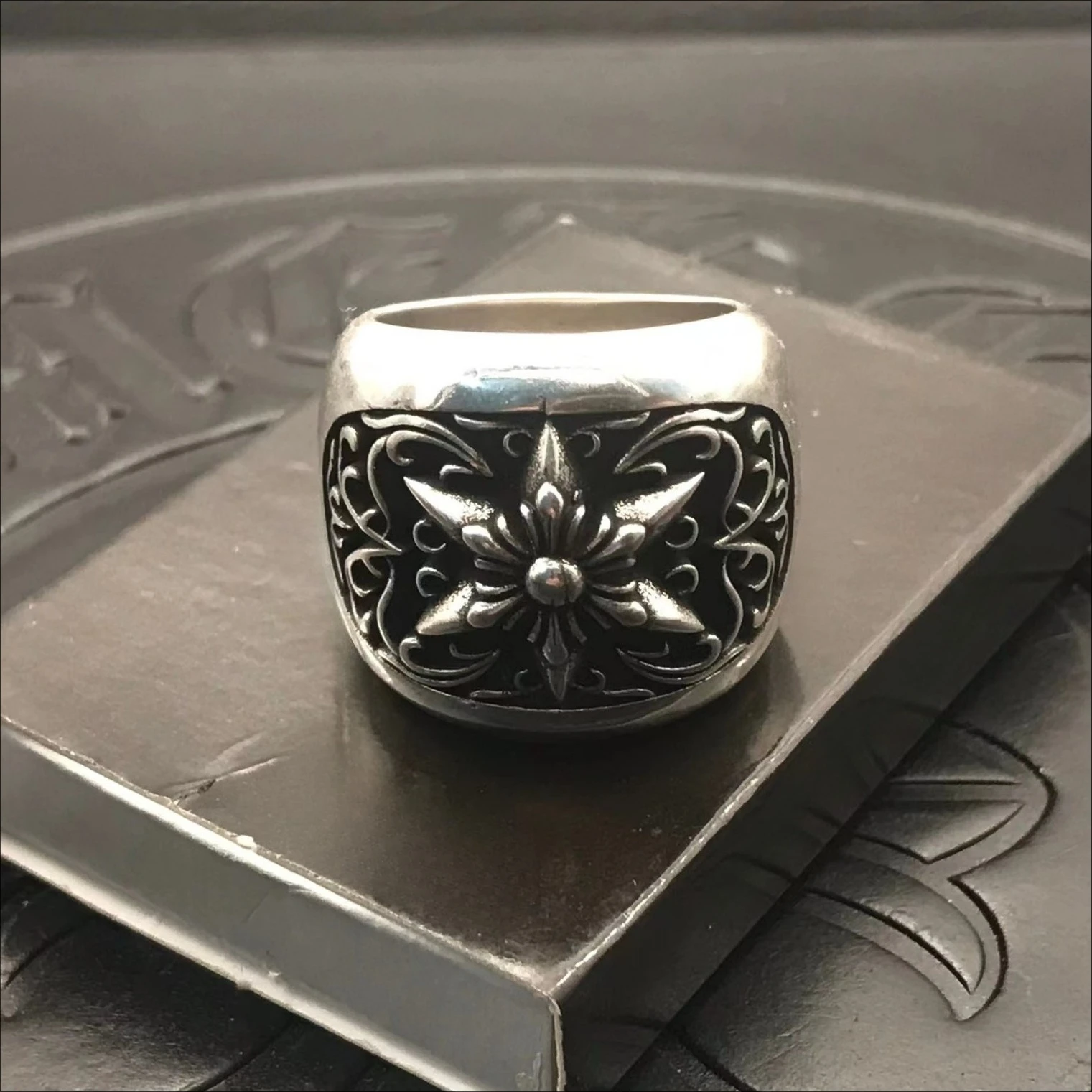 S925 Pure Silver trendy ring men's and women's same vine hexagram ring Thai silver retro old men's medieval
S925 Pure Silver trendy ring men's and women's same vine hexagram ring Thai silver retro old men's medieval