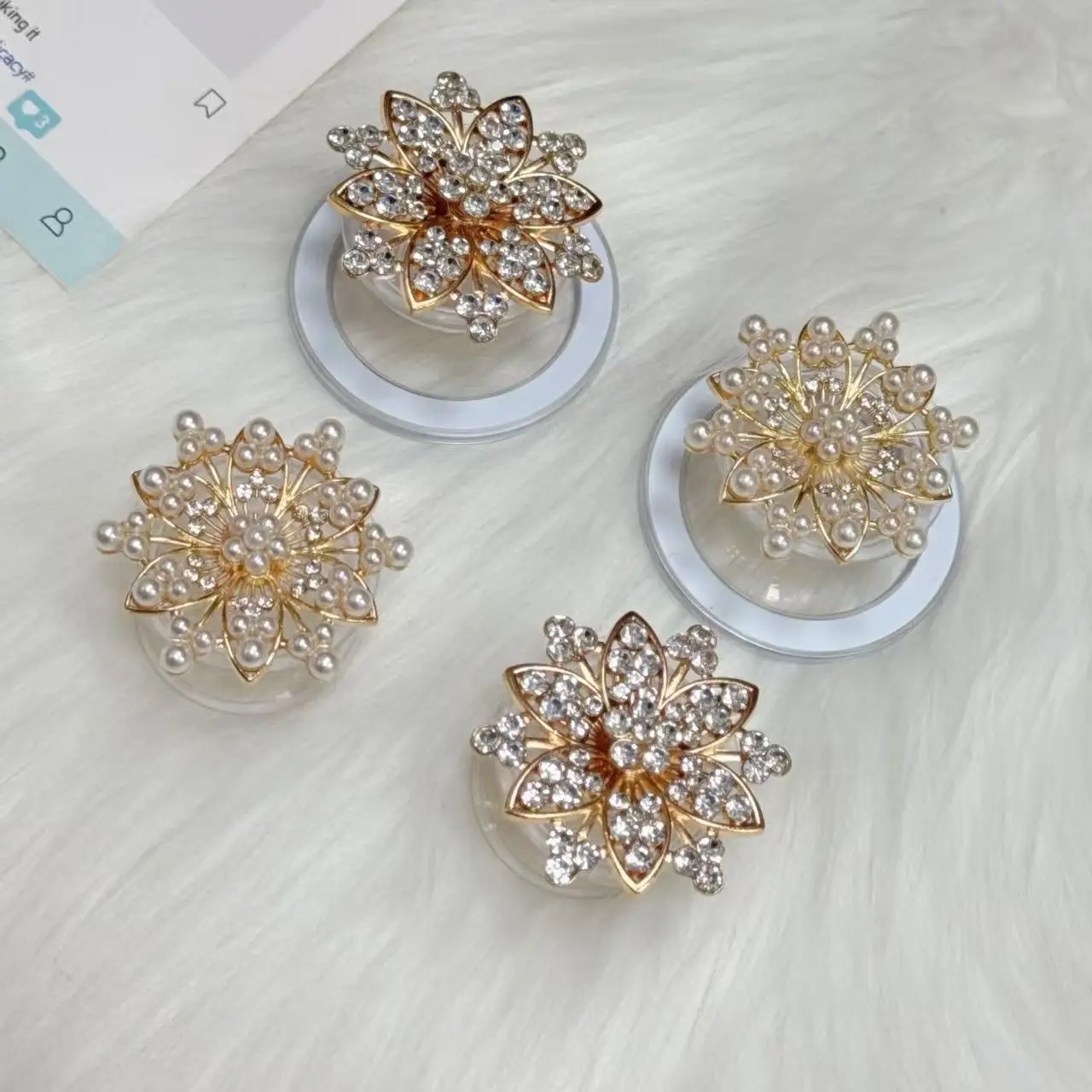 South Korea's New Pearl Rhinestone Hollow Flower Magnetic Bracket Buckle Ring Buckle Desktop Lazy Bedside for IPhone 17
South Korea's New Pearl Rhinestone Hollow Flower Magnetic Bracket Buckle Ring Buckle Desktop Lazy Bedside for IPhone 17