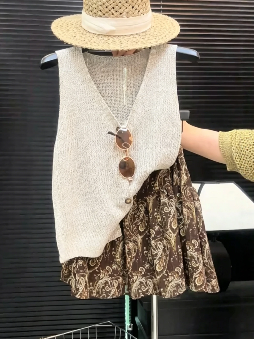 Summer High Intelligence Sensation Women's Knitted Vest And Floral Skirt Set V-Neck Single Button Two-Piece Ensemble
Summer High Intelligence Sensation Women's Knitted Vest And Floral Skirt Set V-Neck Single Button Two-Piece Ensemble