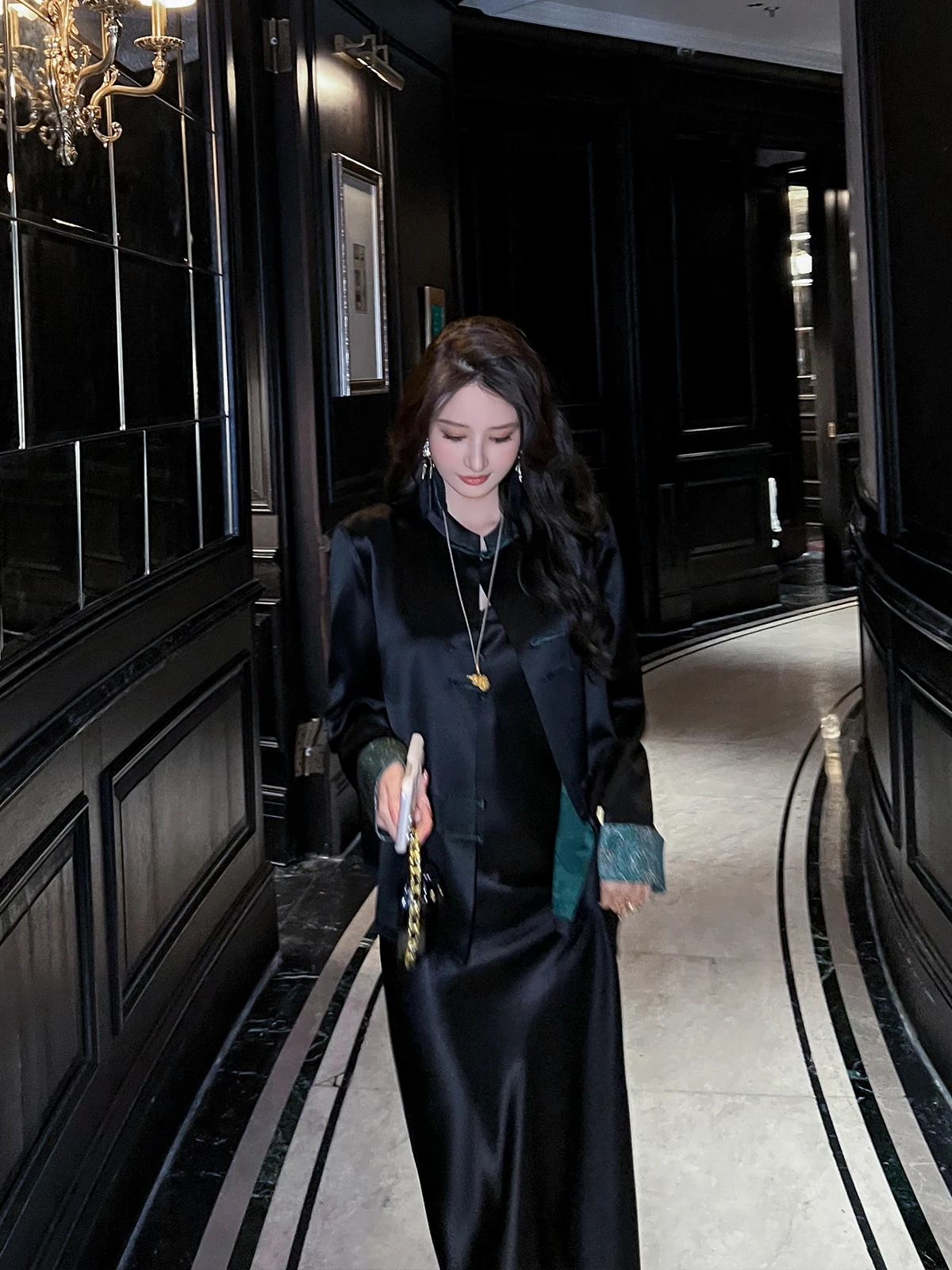 Новый китайский свободный кардиган из ацетатного атласа для женщин, весна-осень, с отложным воротником на пуговицах, стандартный крой рукавов
Новый китайский свободный кардиган из ацетатного атласа для женщин, весна-осень, с отложным воротником на пуговицах, стандартный крой рукавов