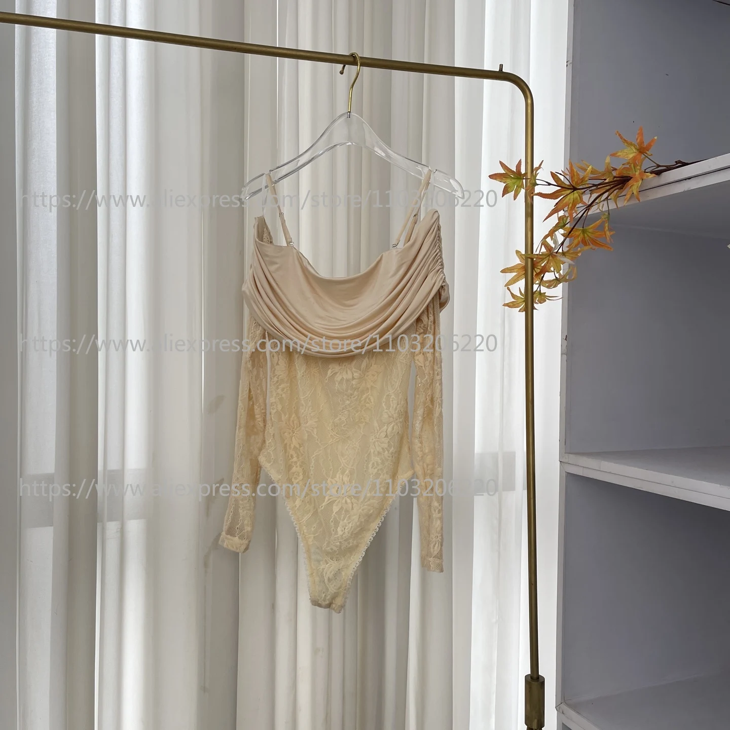 Женский бежевый кружевной комбинезон с длинными рукавами и открытыми плечами, прозрачный, высокого качества, 2026
Женский бежевый кружевной комбинезон с длинными рукавами и открытыми плечами, прозрачный, высокого качества, 2026