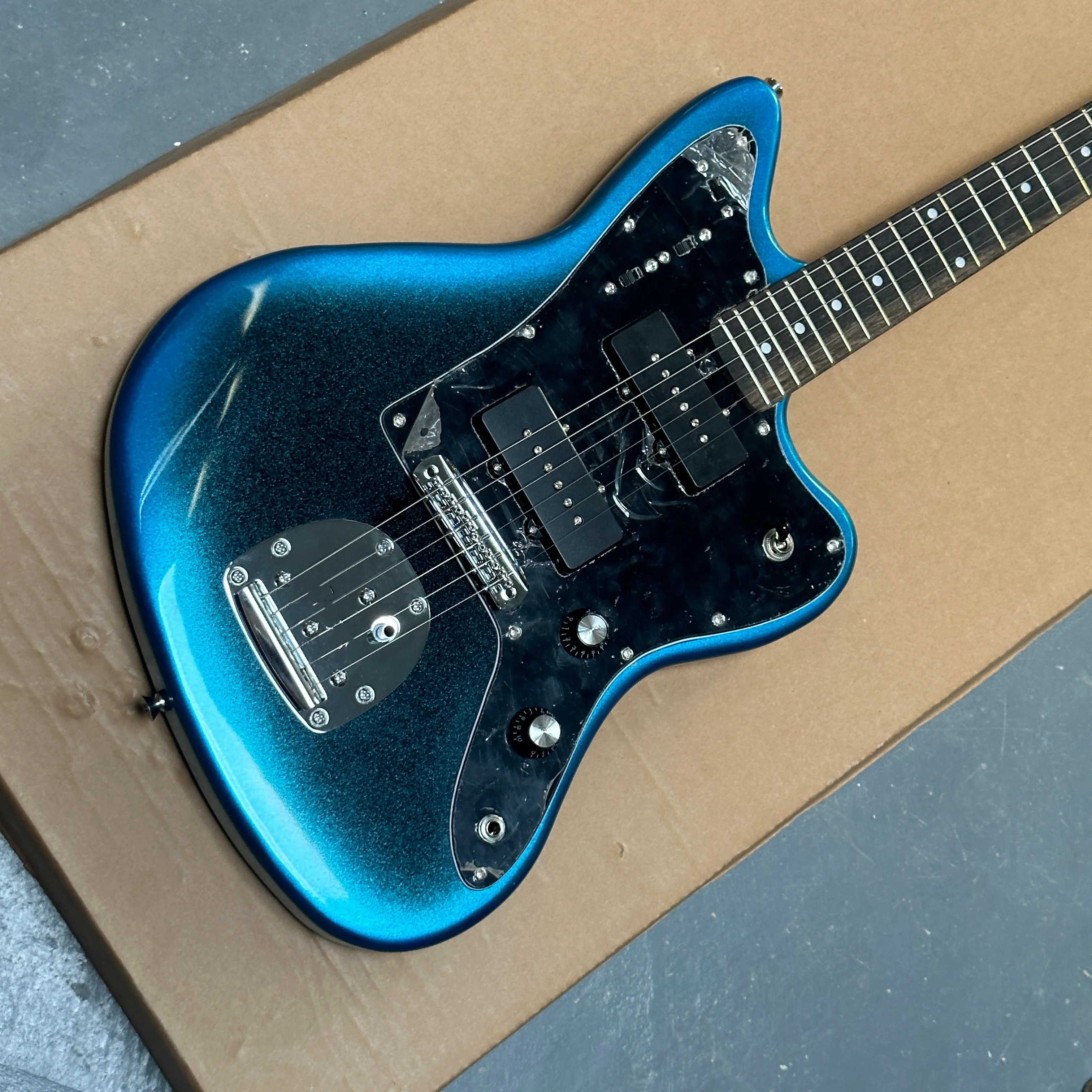 Metallic gradient blue electric guitar, mahogany body electric guitars, electric guitar suitable for advanced players guitarra
Metallic gradient blue electric guitar, mahogany body electric guitars, electric guitar suitable for advanced players guitarra