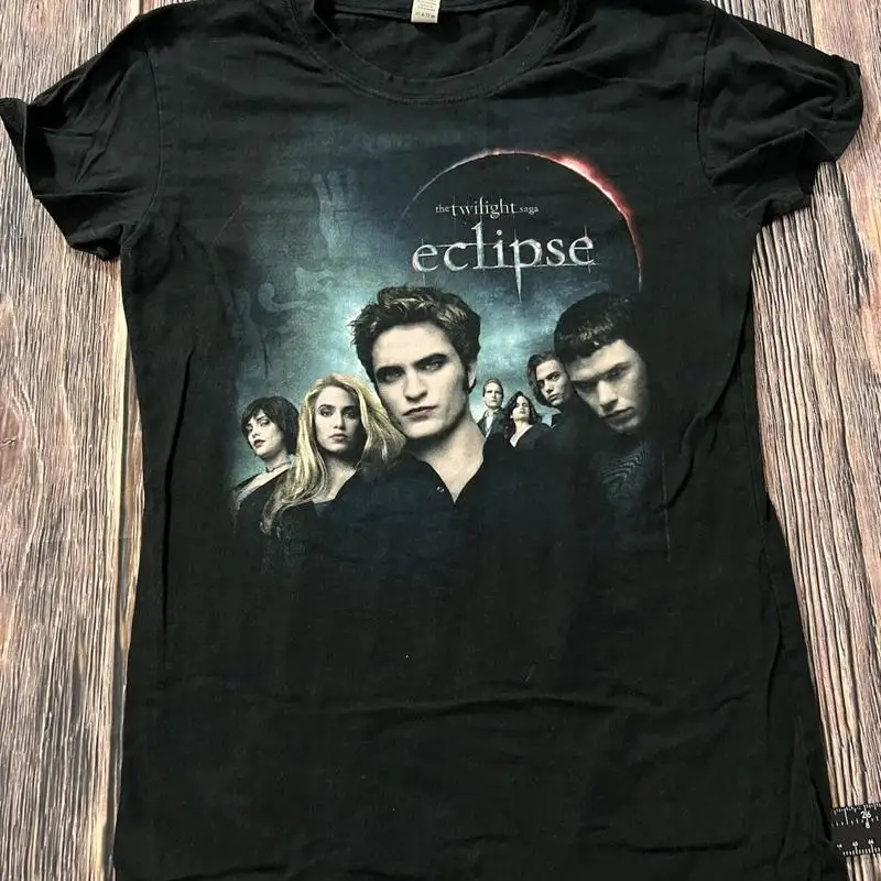 Рубашка The Twilight Saga Eclipse, женская черная футболка XL с рисунком в виде обложки фильма 2010, 2020 
Рубашка The Twilight Saga Eclipse, женская черная футболка XL с рисунком в виде обложки фильма 2010, 2020