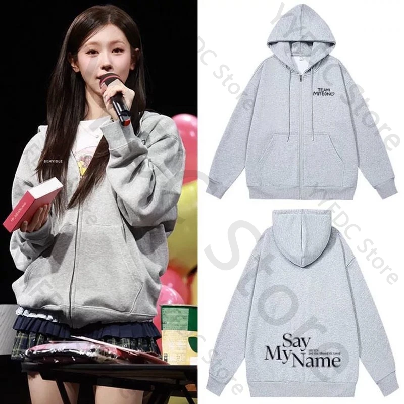 IDLE MIYEON Same Hoodies Kpop Fashion My Lover Say My Name Letter Print Толстовка на молнии для мужчин и женщин Высококачественная свободная толстовка
IDLE MIYEON Same Hoodies Kpop Fashion My Lover Say My Name Letter Print Толстовка на молнии для мужчин и женщин Высококачественная свободная толстовка