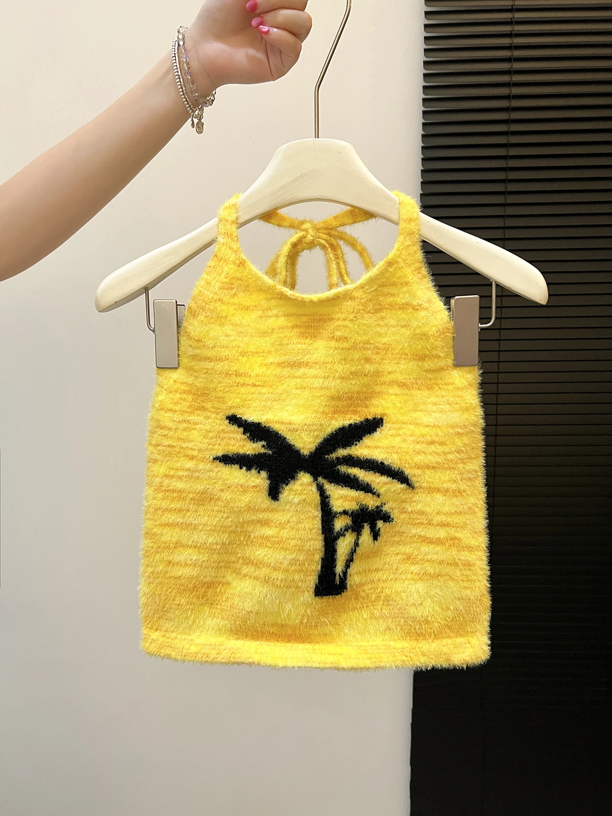 Early Autumn Atmosphere Yellow Coconut Tree Pattern Neck Hanging Sleeveless Knitted Small Top Self-Keeping Style Commute Kore...
Early Autumn Atmosphere Yellow Coconut Tree Pattern Neck Hanging Sleeveless Knitted Small Top Self-Keeping Style Commute Kore...