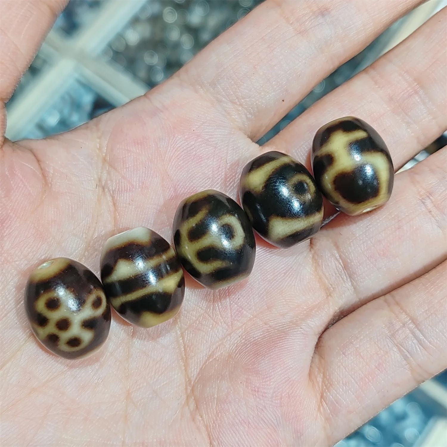 1pcs/lot Natural Old Agate Dzi Darlow Weathering lines Black gold 13×16mm Raw ore old material Bracelet Necklace accessories
1pcs/lot Natural Old Agate Dzi Darlow Weathering lines Black gold 13×16mm Raw ore old material Bracelet Necklace accessories