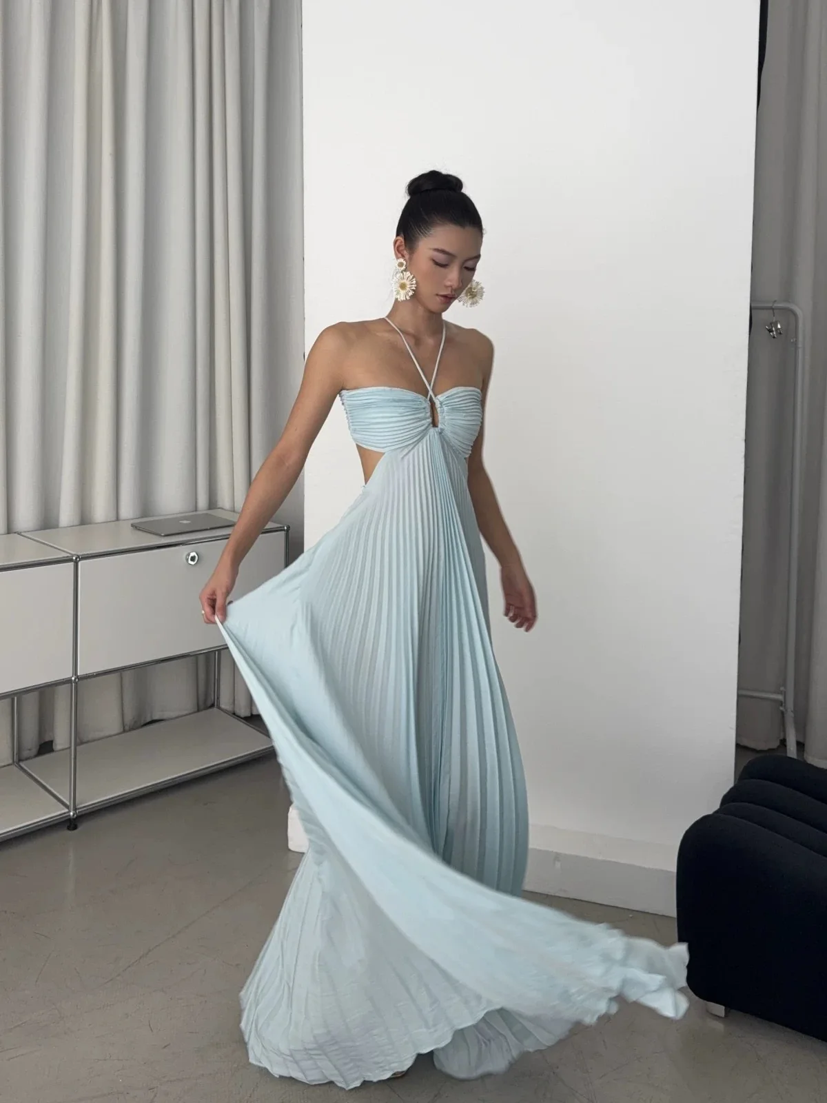 Elegant Hollow out Neckline Dress Summer Vacation Long Skirt Sexy Pleats Silk Chiffon Sleeveless High Waist Fairy Skirt
Elegant Hollow out Neckline Dress Summer Vacation Long Skirt Sexy Pleats Silk Chiffon Sleeveless High Waist Fairy Skirt