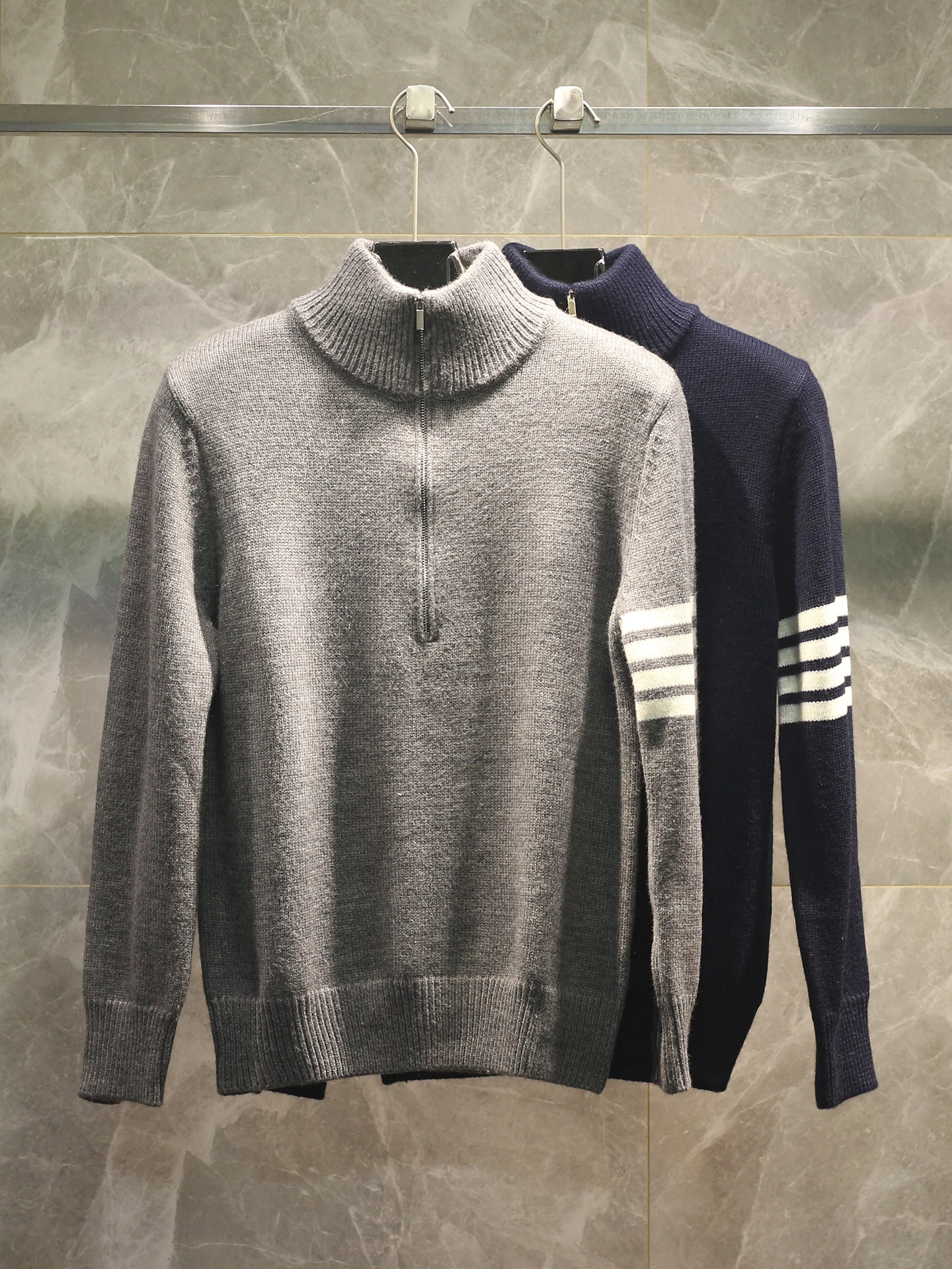 Элитный шерстяной вязаный свитер на молнии с высоким воротником и четырьмя полосками, унисекс, повседневный, теплый, эластичный, для путешествий, на каждый день, трикотаж
Элитный шерстяной вязаный свитер на молнии с высоким воротником и четырьмя полосками, унисекс, повседневный, теплый, эластичный, для путешествий, на каждый день, трикотаж