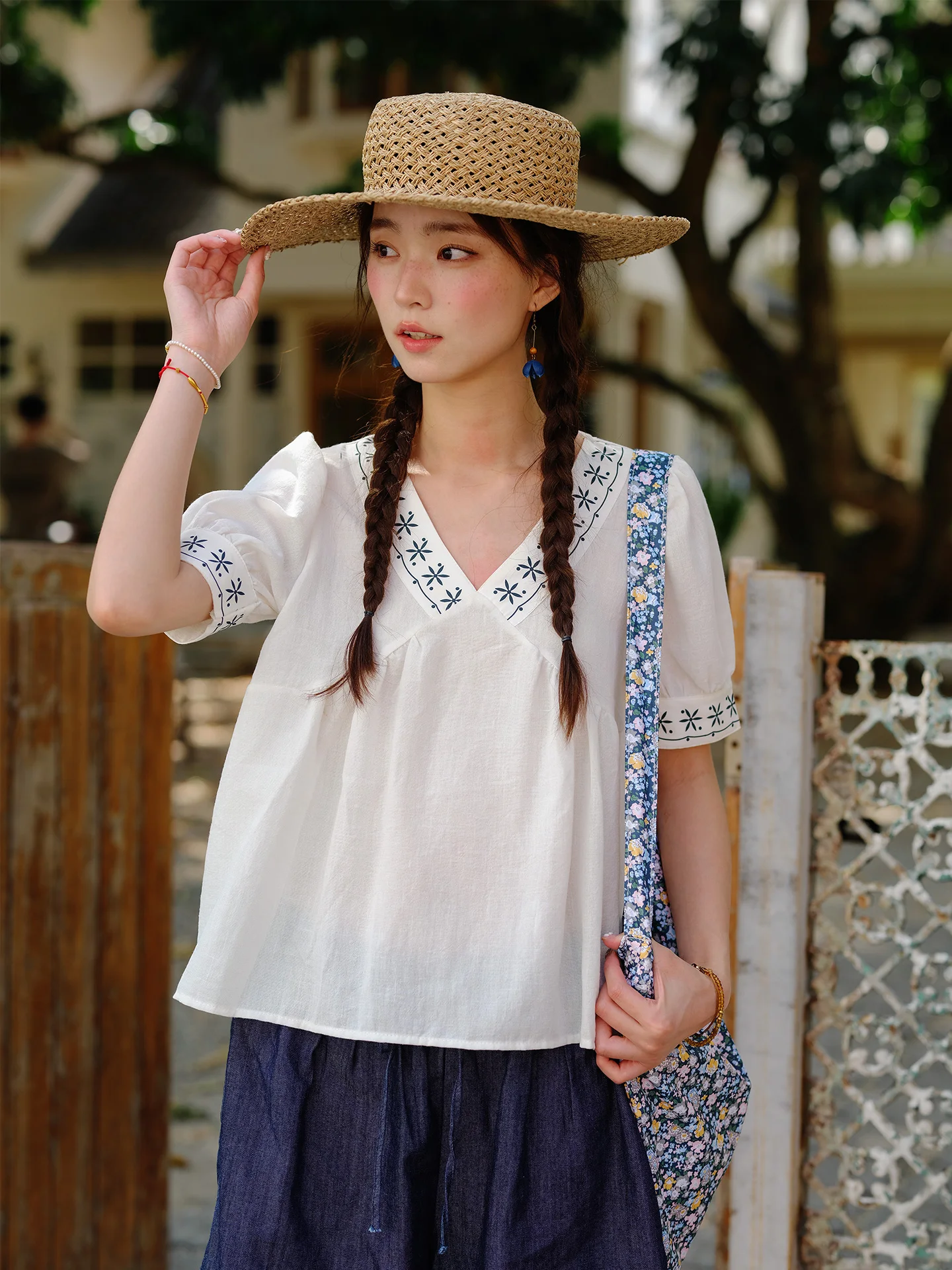 French Style Loose Fit Embroidered Shirt Women's Summer Bubble Sleeve V-Neck Top Country Style Short Holiday Fashion
French Style Loose Fit Embroidered Shirt Women's Summer Bubble Sleeve V-Neck Top Country Style Short Holiday Fashion