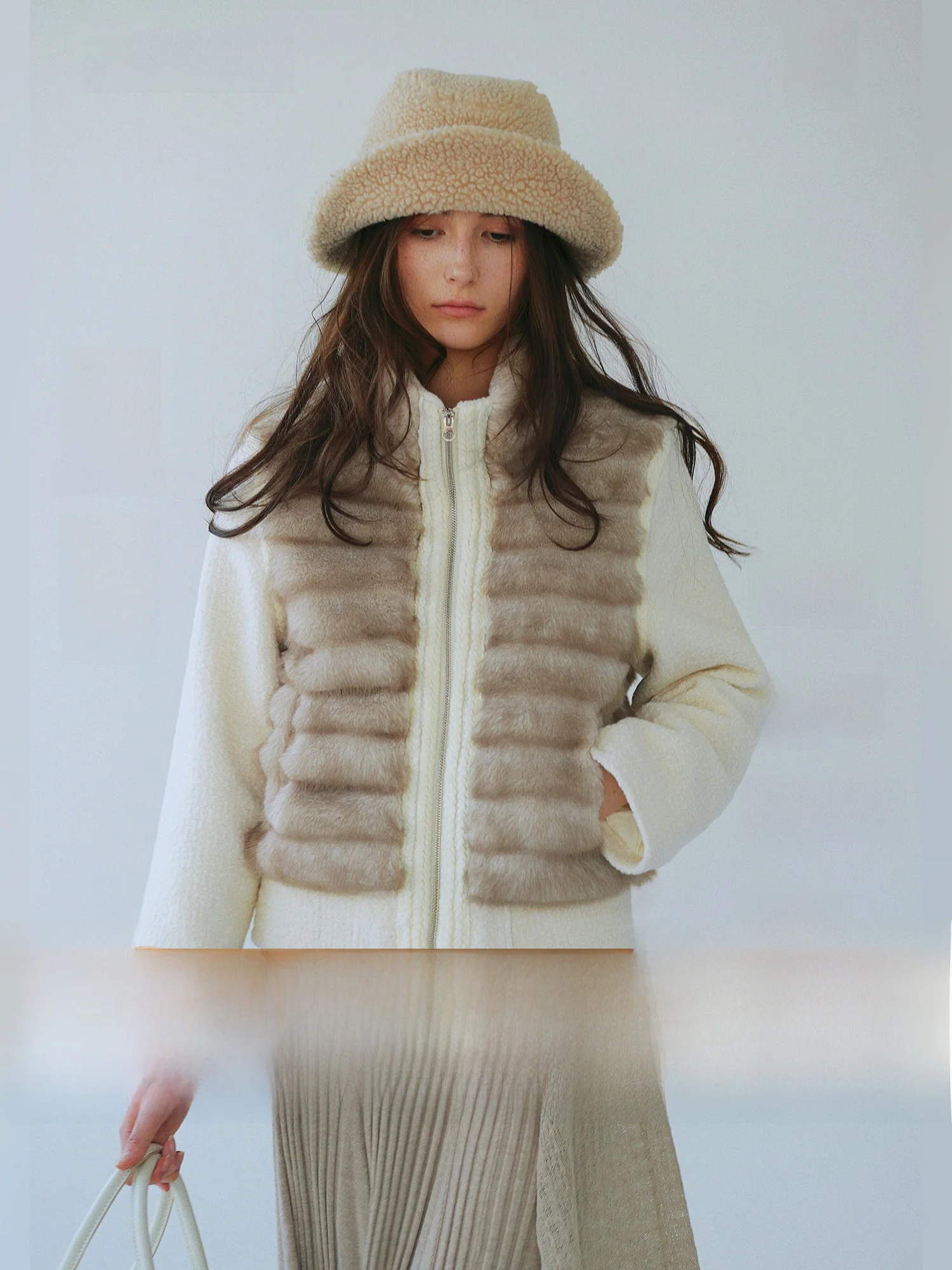 Женская зимняя пуховая куртка AZHU из шерсти с модным пэчворком, белая, с перьями и мехом, теплая, стандартной длины, на молнии
Женская зимняя пуховая куртка AZHU из шерсти с модным пэчворком, белая, с перьями и мехом, теплая, стандартной длины, на молнии