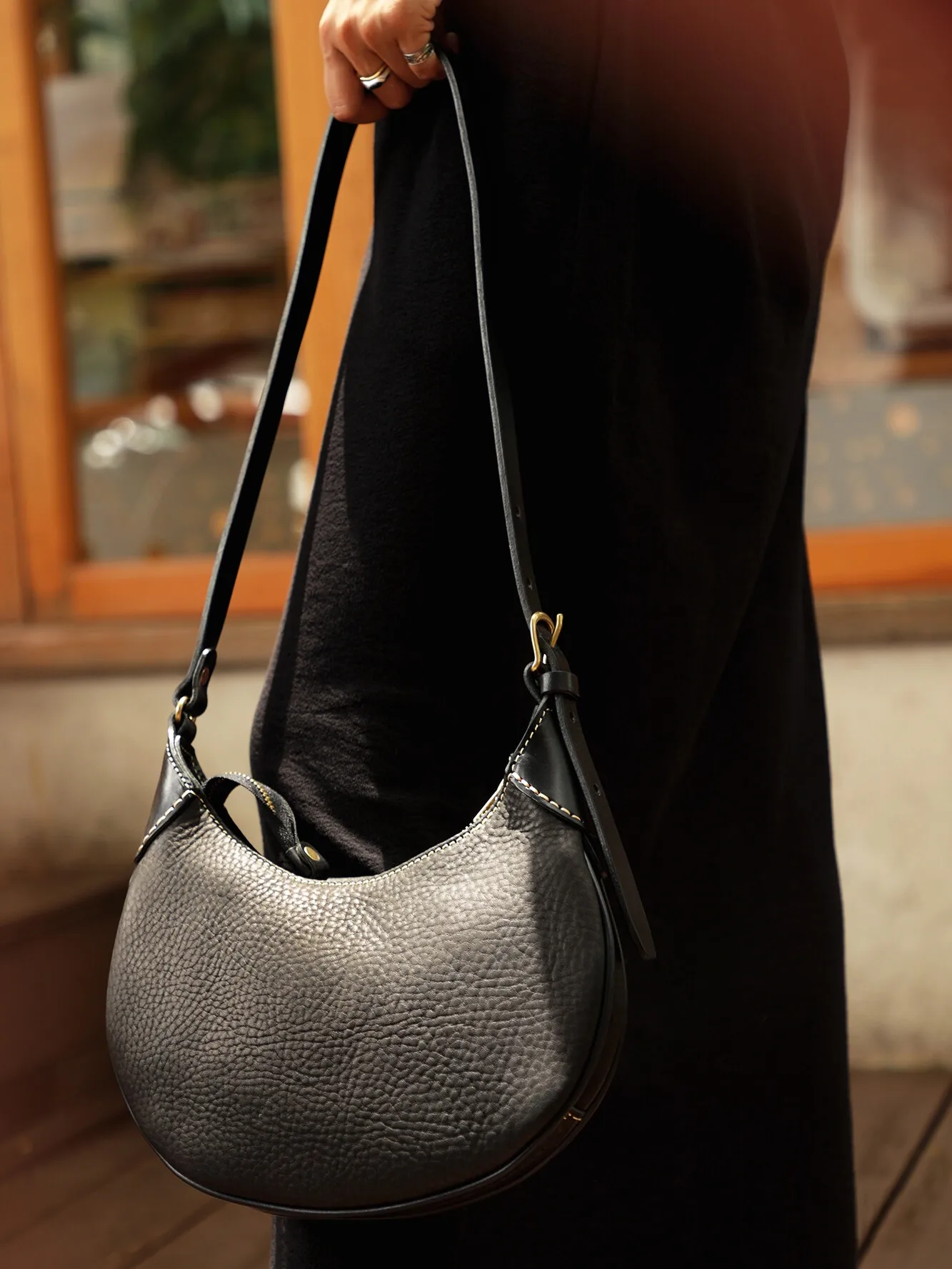 Casual designer handmade luxury genuine leather women's underarm bag outdoor travel party cow leather female shoulder bag
Casual designer handmade luxury genuine leather women's underarm bag outdoor travel party cow leather female shoulder bag