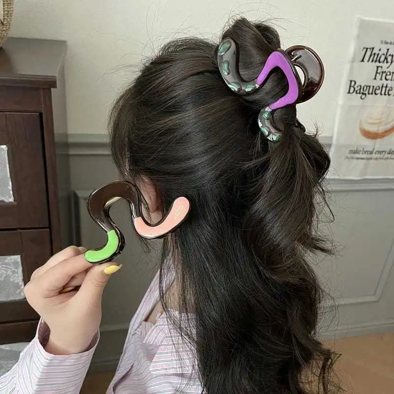Korean splicing dripping oil hairpin, exquisite gold label letter few words grab clip 2025 new back head disc hair shark clip
Korean splicing dripping oil hairpin, exquisite gold label letter few words grab clip 2025 new back head disc hair shark clip