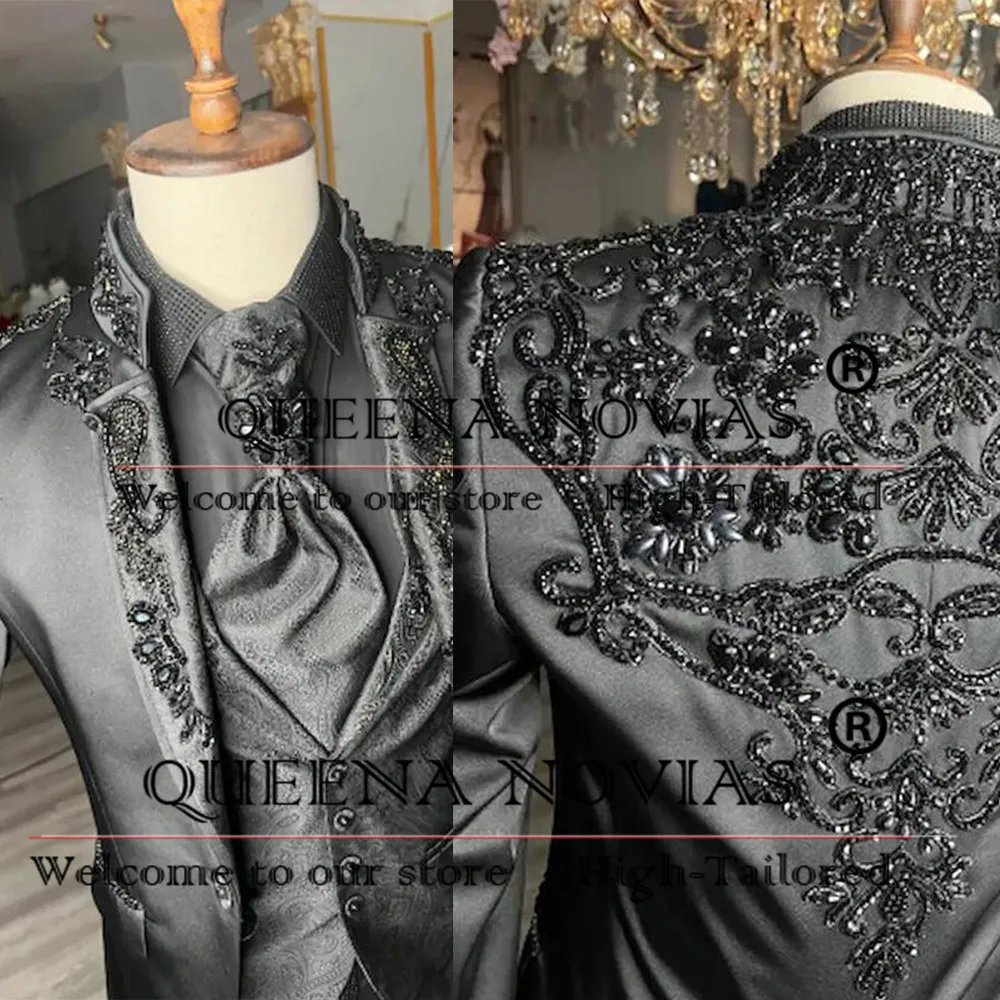 Luxury Men Suits Beaded Stones Single Breasted Blazer Italian Design 3-Piece Groom Wedding Tuxedo Customized Floral Male Dresses
Luxury Men Suits Beaded Stones Single Breasted Blazer Italian Design 3-Piece Groom Wedding Tuxedo Customized Floral Male Dresses