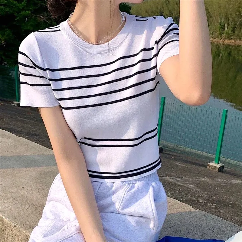 Summer 2025 Women's Thin Versatile Striped Knit T-irt Comfortable Breathable Casual Sle Suitable for All Ages
Summer 2025 Women's Thin Versatile Striped Knit T-irt Comfortable Breathable Casual Sle Suitable for All Ages