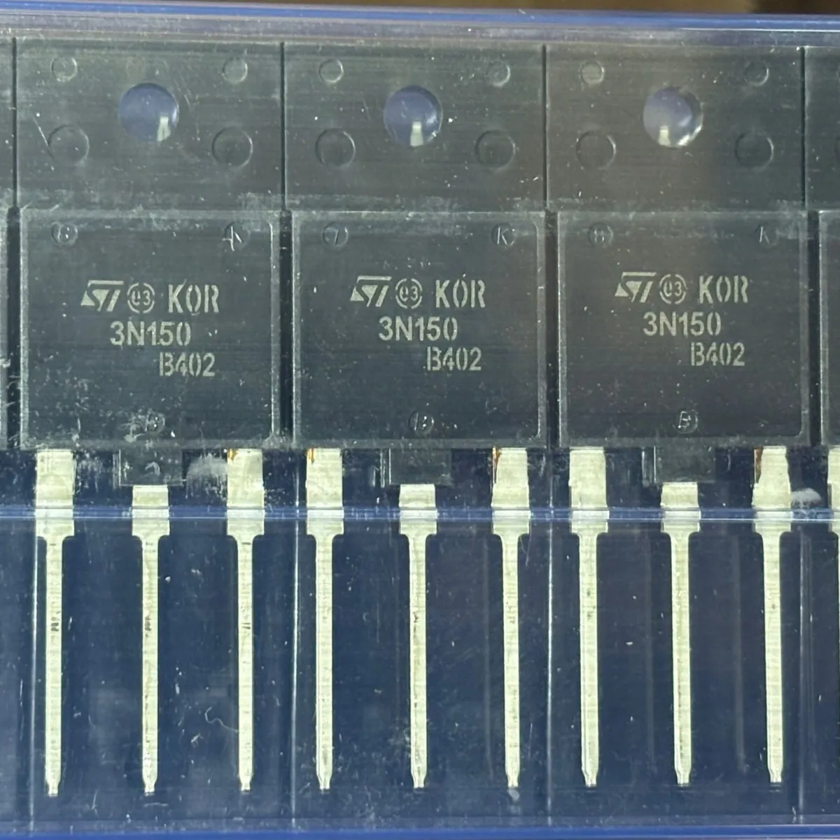 STFW3N150 новый оригинальный TO-3PF шелкография 3N150 полевой транзистор (MOSFET) интегральная схема микросхемы
STFW3N150 новый оригинальный TO-3PF шелкография 3N150 полевой транзистор (MOSFET) интегральная схема микросхемы