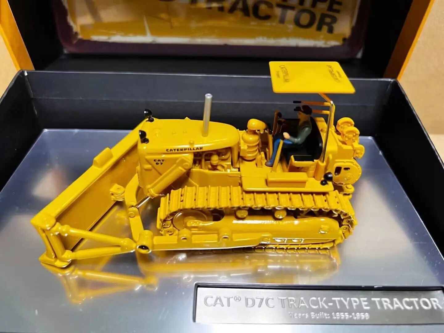 Трактор гусеничного типа D7C, масштаб 1955-1959 1/50, металлическая модель бренд DieCast Masters DM85577, новинка в коробке
Трактор гусеничного типа D7C, масштаб 1955-1959 1/50, металлическая модель бренд DieCast Masters DM85577, новинка в коробке