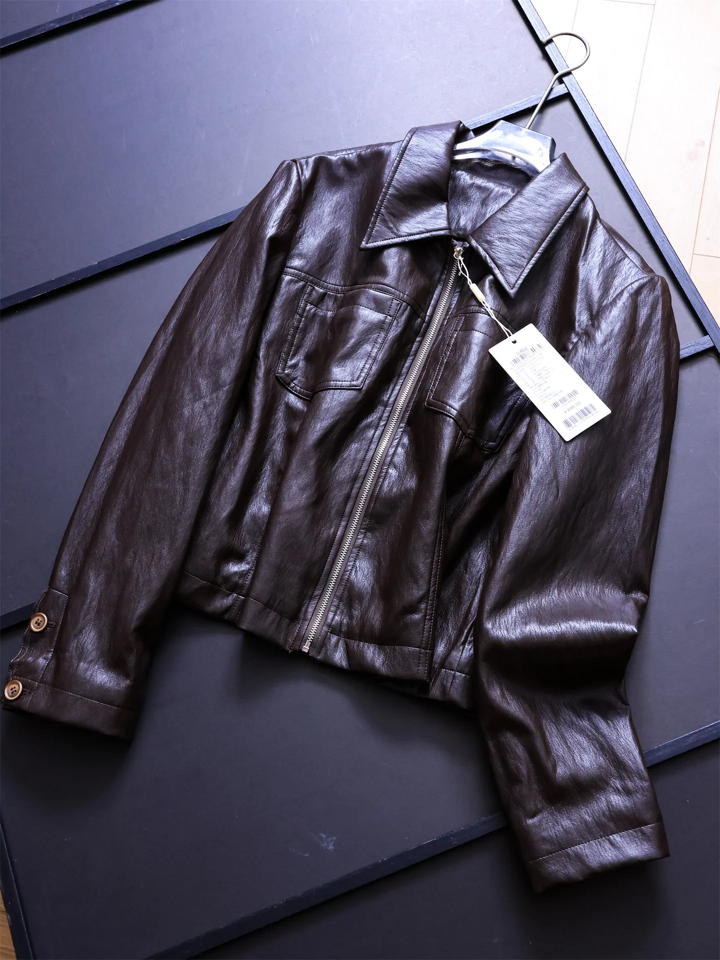 Retro Loose Fit Long Sleeve Jacket with Symmetrical Pockets And Zipper for Women PU Leather Coat Casual Commute Style B229
Retro Loose Fit Long Sleeve Jacket with Symmetrical Pockets And Zipper for Women PU Leather Coat Casual Commute Style B229