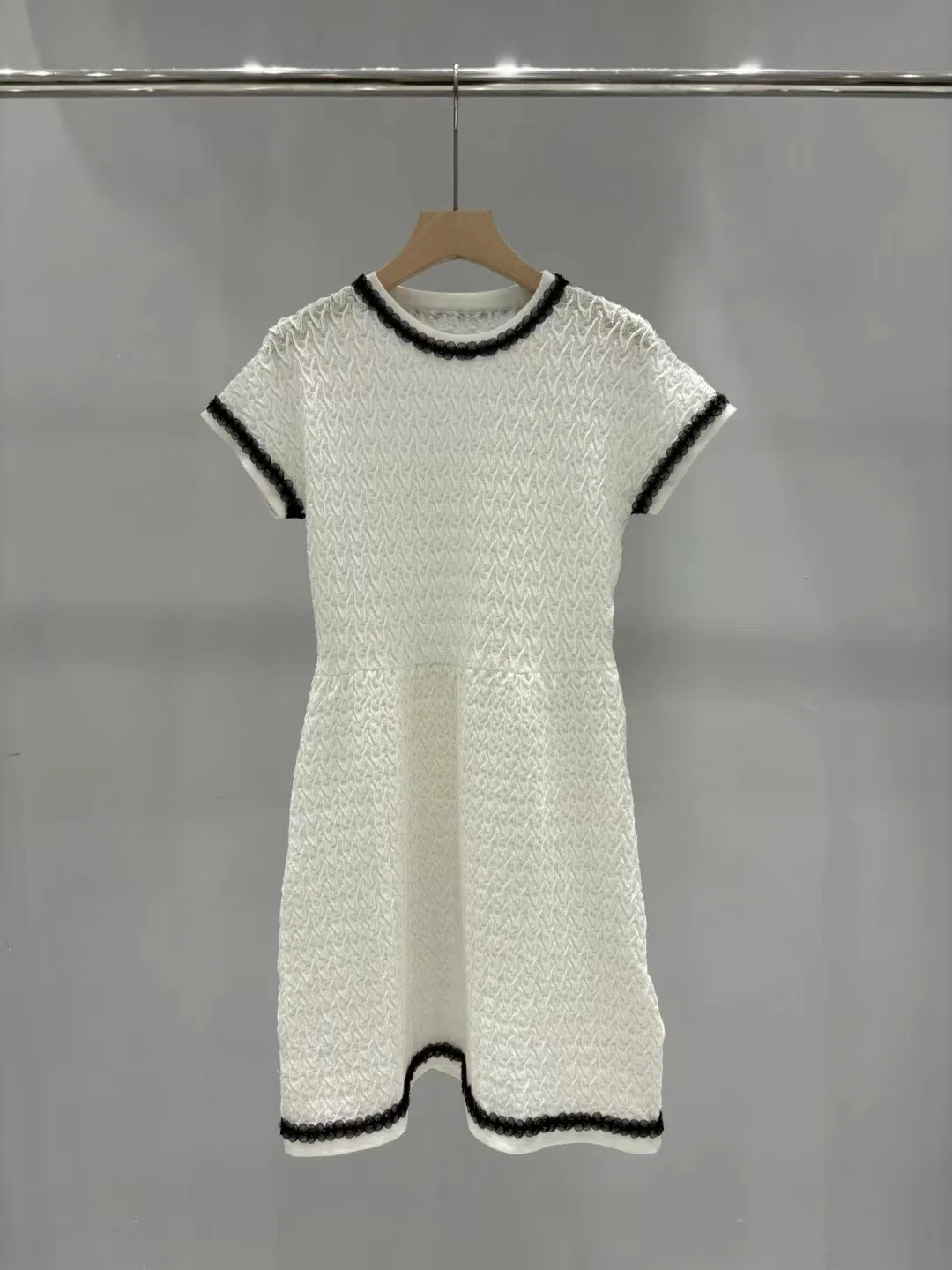 EVACANDIS High Quality Women Summer New Short Sleeve O-Neck Hit Color Lace Knitted Mini Dress Solid Casual Sweet Elegant Chic
EVACANDIS High Quality Women Summer New Short Sleeve O-Neck Hit Color Lace Knitted Mini Dress Solid Casual Sweet Elegant Chic