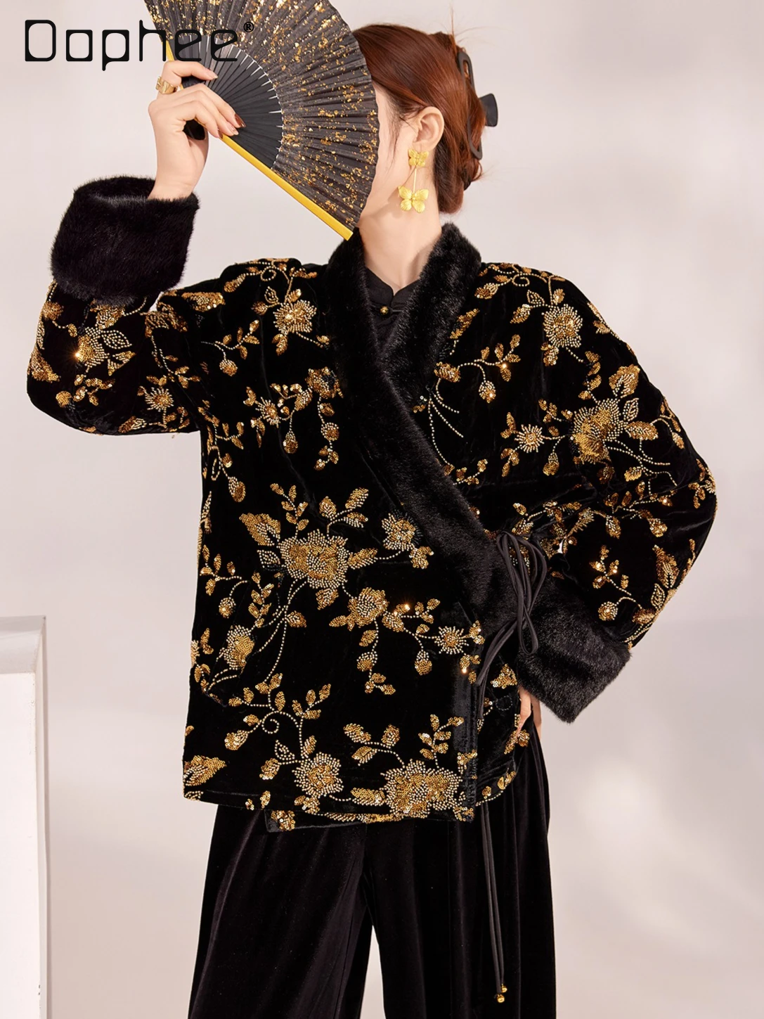 New Chinese Style Winter New High-end V-neck Gold Beaded Embroidery Velvet Coat Women Plush Patchwork Thickened Socialite Coat
New Chinese Style Winter New High-end V-neck Gold Beaded Embroidery Velvet Coat Women Plush Patchwork Thickened Socialite Coat