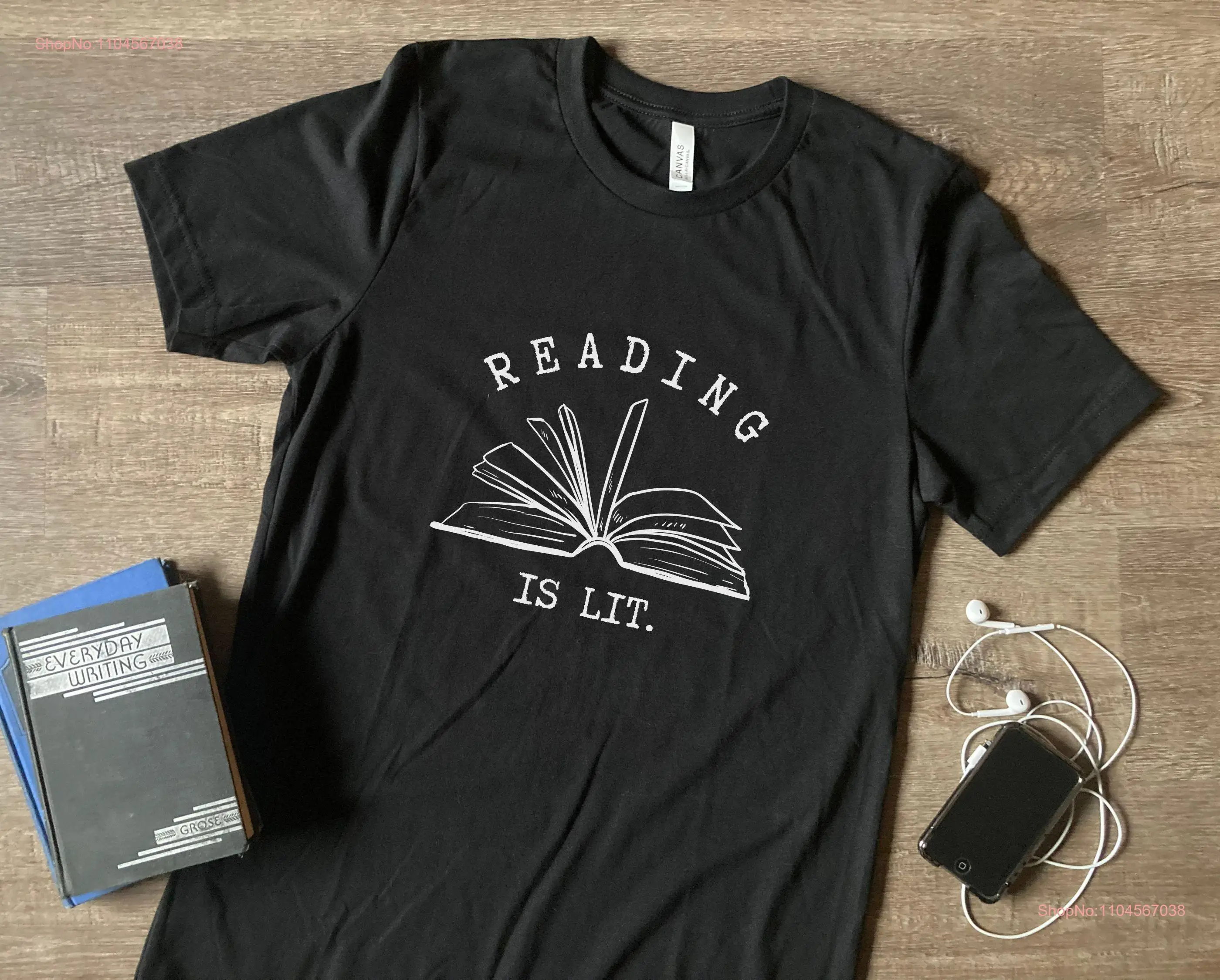 Рубашка Reading is Lit Book Lover с забавным подарком для чтения с длинными или короткими рукавами
Рубашка Reading is Lit Book Lover с забавным подарком для чтения с длинными или короткими рукавами