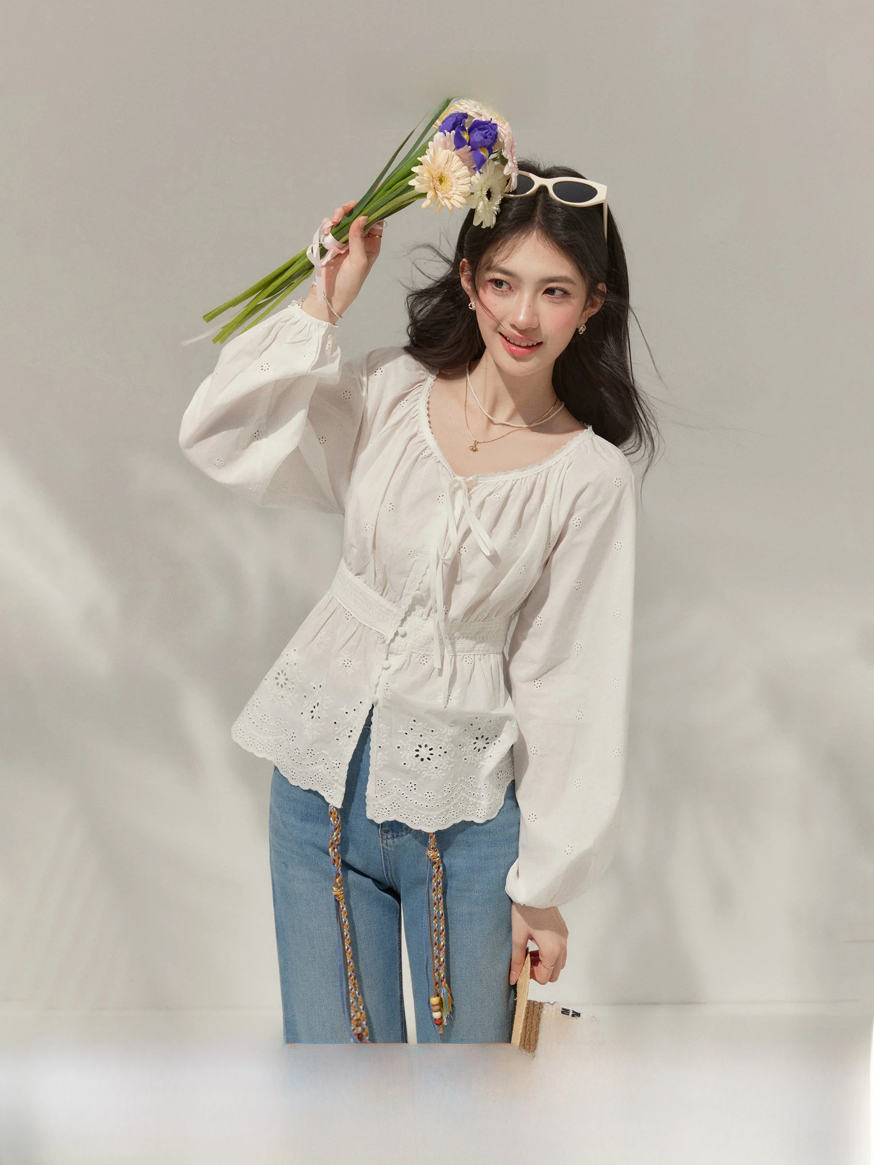 Elegant French Style Long Sleeve Shirt Women's Slim Fit V-Neck Hollow out White Shirt Unique Waist-Cinching Design
Elegant French Style Long Sleeve Shirt Women's Slim Fit V-Neck Hollow out White Shirt Unique Waist-Cinching Design
