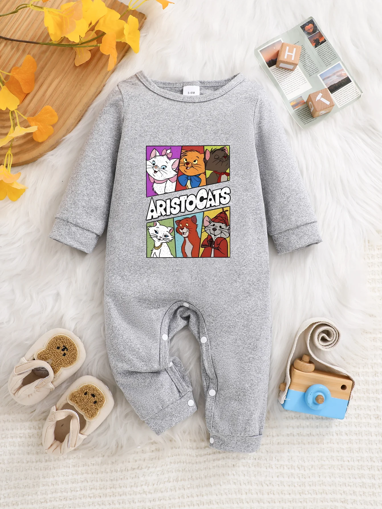 【Официально лицензированная продукция】 Детский комбинезон с длинными рукавами Disney The Aristocats: принт с портретами кошек в стиле поп-арт, мягкая и удобная ткань
【Официально лицензированная продукция】 Детский комбинезон с длинными рукавами Disney The Aristocats: принт с портретами кошек в стиле поп-арт, мягкая и удобная ткань