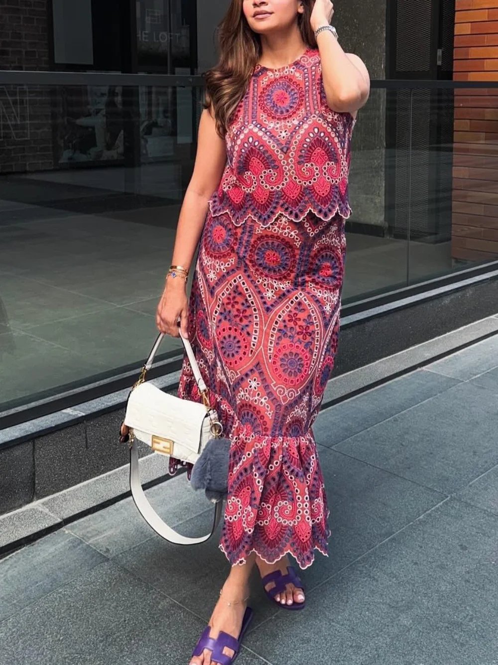Retro casual embroidery women's suit printed round neck hollow vest pleated zipper long skirt fashionable summer vacation suit
Retro casual embroidery women's suit printed round neck hollow vest pleated zipper long skirt fashionable summer vacation suit