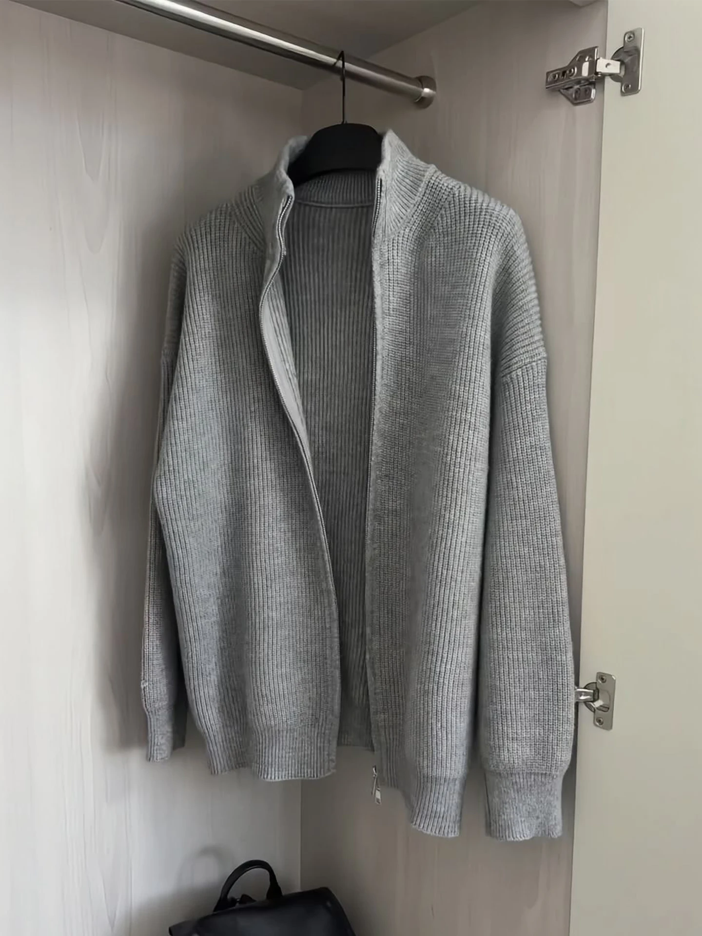American Style Grey Zipper Open Cardigan Jacket Men Women Loose Knitted Sweater Lazy Style Autumn High Sensation Cool
American Style Grey Zipper Open Cardigan Jacket Men Women Loose Knitted Sweater Lazy Style Autumn High Sensation Cool
