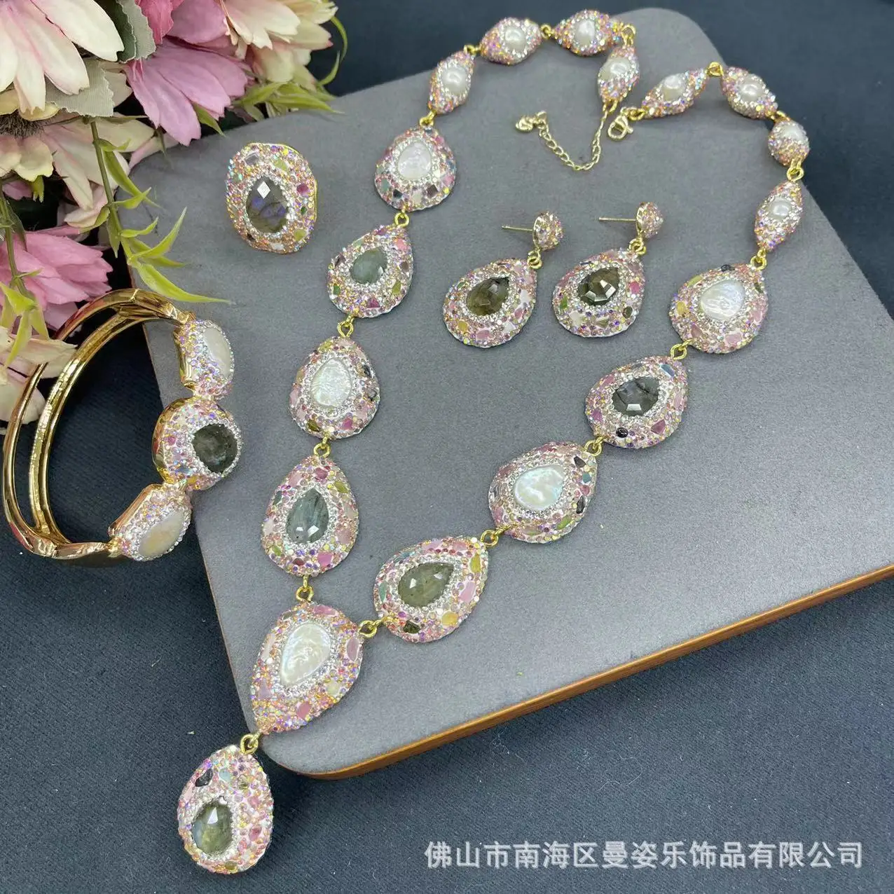 Ore new baroque pearl jewelry set inlaid with natural sparkling stone four-piece jewelry exaggerated personalized design
Ore new baroque pearl jewelry set inlaid with natural sparkling stone four-piece jewelry exaggerated personalized design