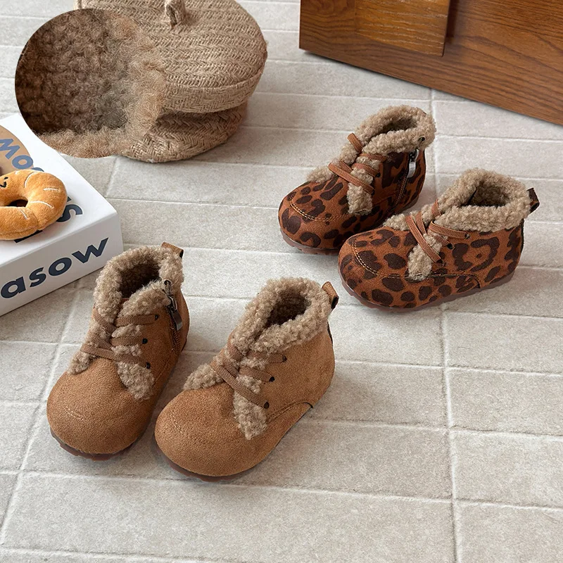 2025 зимние новые детские повседневные хлопковые ботинки для девочек, модная нескользящая универсальная уличная обувь в корейском стиле с мягкой подошвой
2025 зимние новые детские повседневные хлопковые ботинки для девочек, модная нескользящая универсальная уличная обувь в корейском стиле с мягкой подошвой