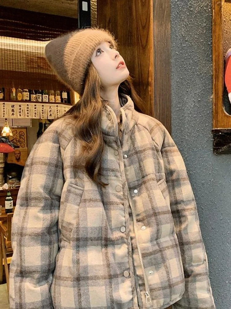 American Vintage Quilted Coats Stand Neck Zipper Pockets Plaid Warm Thicken Jackets Casual Loose Tops 2025 New Women's Clothing
American Vintage Quilted Coats Stand Neck Zipper Pockets Plaid Warm Thicken Jackets Casual Loose Tops 2025 New Women's Clothing