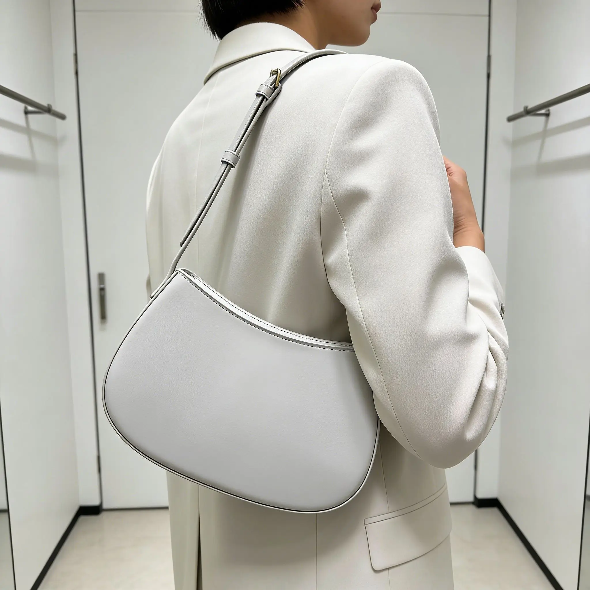 Elegant Fashion Metal Buckle Decorative Single Shoulder Underarm Satchel Crossbody Moon Shape Saddle Bag Luxury bag
Elegant Fashion Metal Buckle Decorative Single Shoulder Underarm Satchel Crossbody Moon Shape Saddle Bag Luxury bag