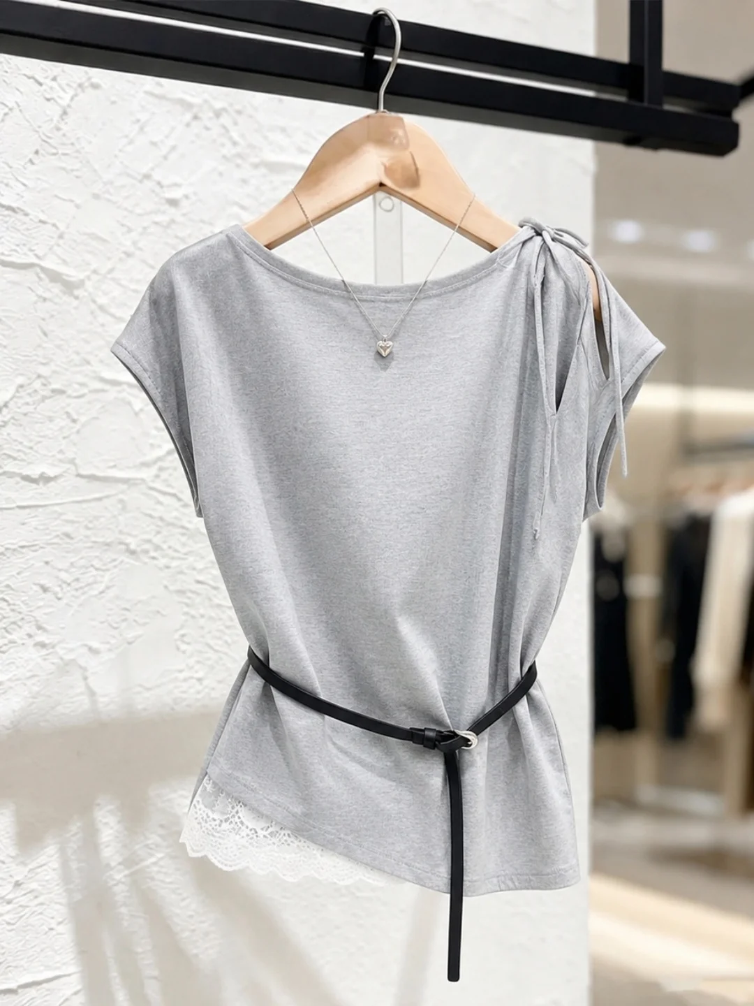 Elegant Lace Splice Short Sleeve T-Shirt Women's Casual Versatile Design Sense Knot Summer New Style Poetess Artistry Silk
Elegant Lace Splice Short Sleeve T-Shirt Women's Casual Versatile Design Sense Knot Summer New Style Poetess Artistry Silk