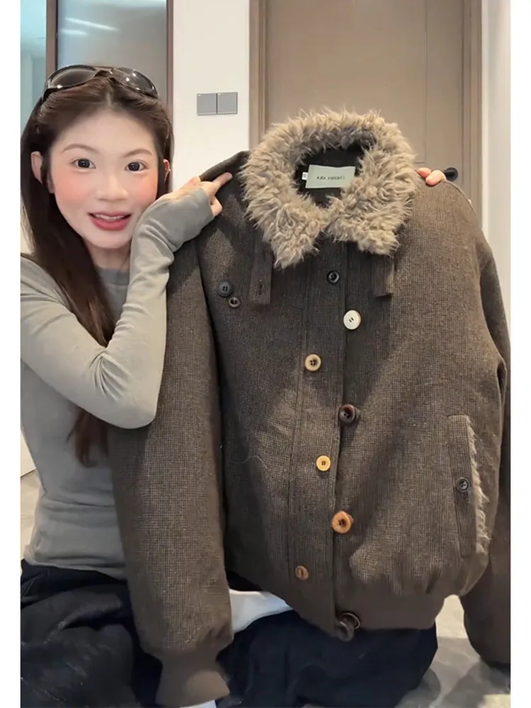 Коричневая американская ретро-куртка из овечьей шерсти и хлопка для мужчин и женщин, утепленная зимняя куртка Mountain Eagle, приталенный крой, хлопок.
Коричневая американская ретро-куртка из овечьей шерсти и хлопка для мужчин и женщин, утепленная зимняя куртка Mountain Eagle, приталенный крой, хлопок.