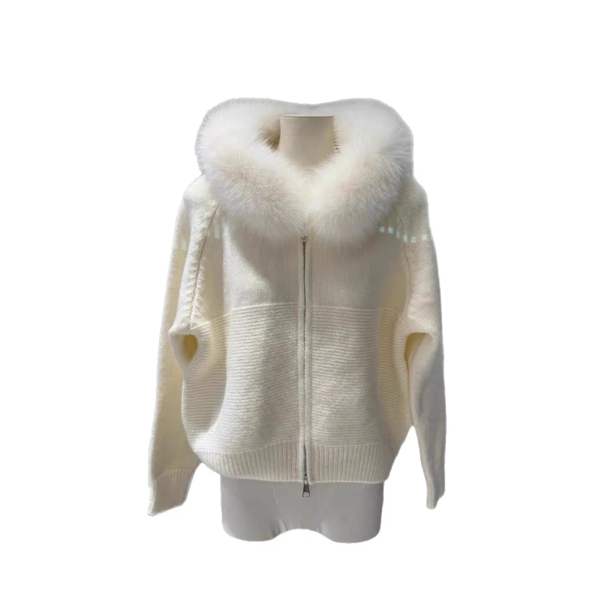 Новый вязаный кардиган с капюшоном для женщин на осень и зиму 2025 гг., с натуральным мехом лисы.
Новый вязаный кардиган с капюшоном для женщин на осень и зиму 2025 гг., с натуральным мехом лисы.