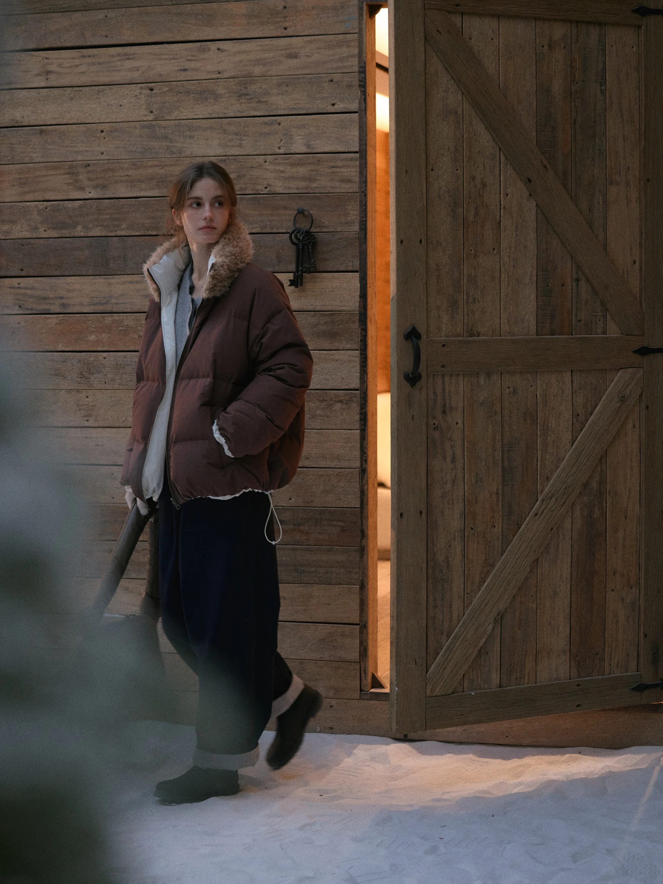 Двусторонняя зимняя короткая пуховая куртка для женщин с меховым воротником в стиле колор-блок, повседневная, утепленная, без капюшона
Двусторонняя зимняя короткая пуховая куртка для женщин с меховым воротником в стиле колор-блок, повседневная, утепленная, без капюшона